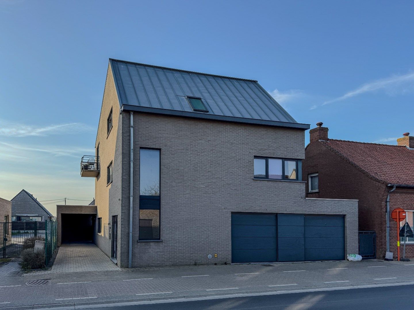 Ruim appartement met 2 slaapkamers, groot terras en grote garage foto {{pictureIndex}}