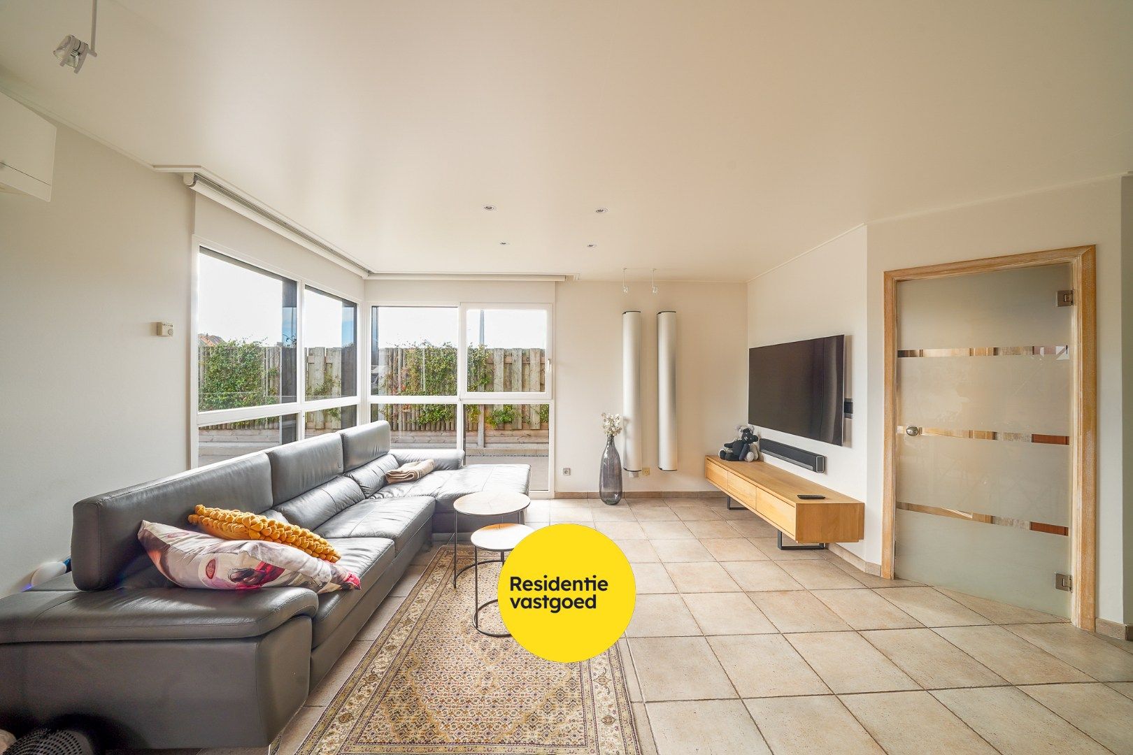 Instapklare halfopen woning met zonnige tuin, aparte garage en tuinhuis foto 4