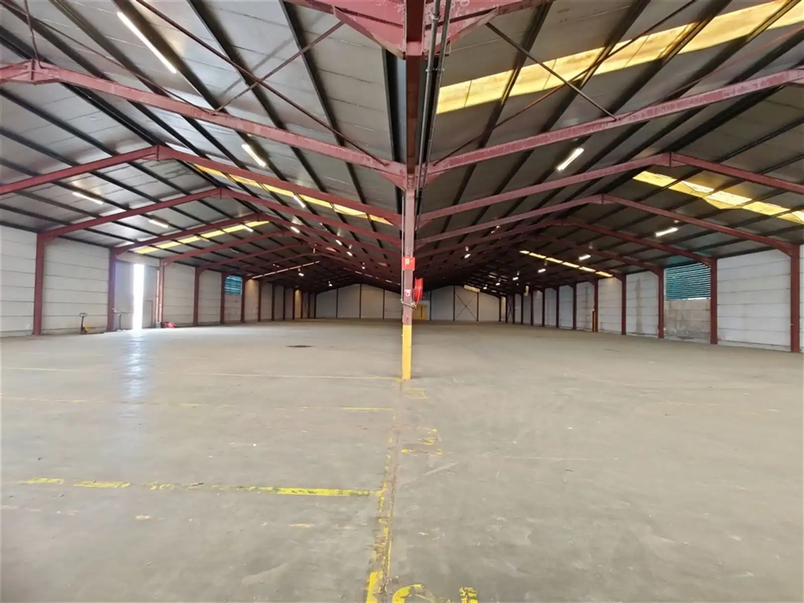 Magazijn met buitenopslagruimte foto 5