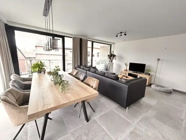 Prachtig  hoek-appartement op de tweede verdieping met 2 slaapkamers in hartje Bilzen foto 3