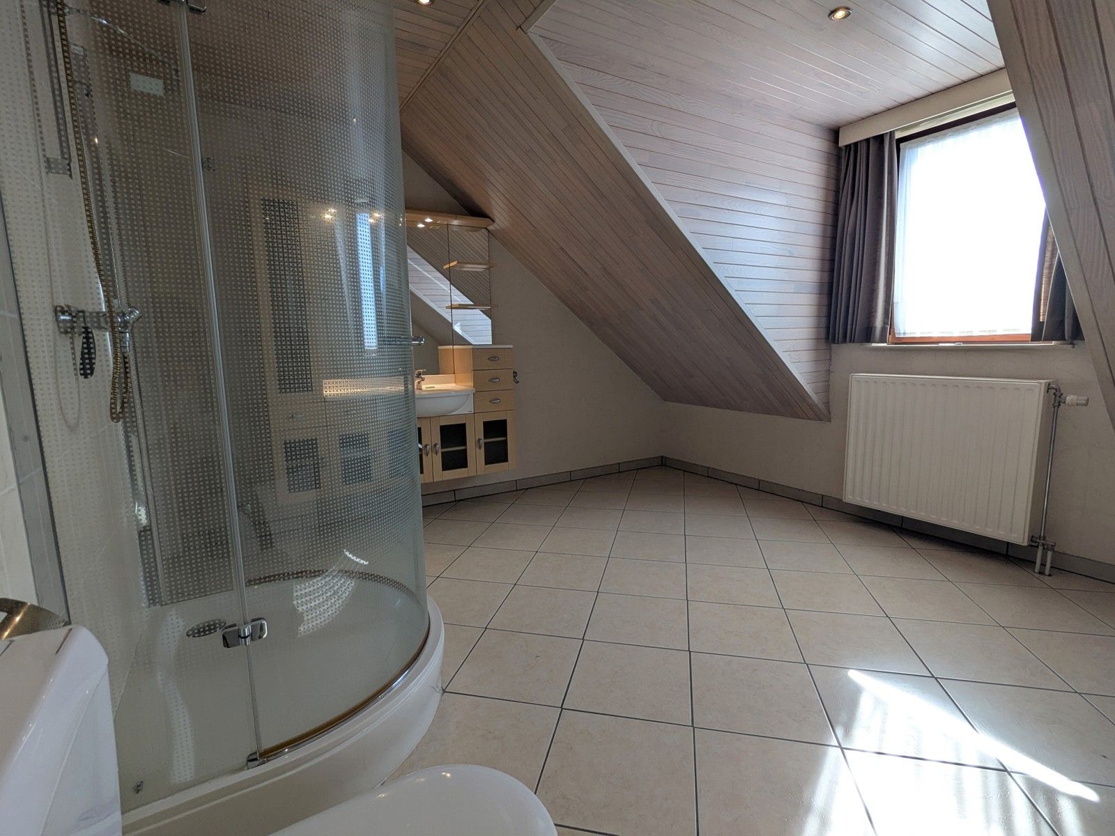 Ruime hoeve met mooie tuin + veel parking in rustig straatje foto 21