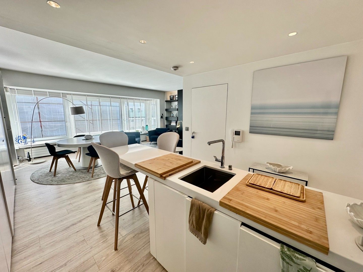 Instapklaar appartement met zijdelings zeezicht gelegen vlakbij de zee. foto 12