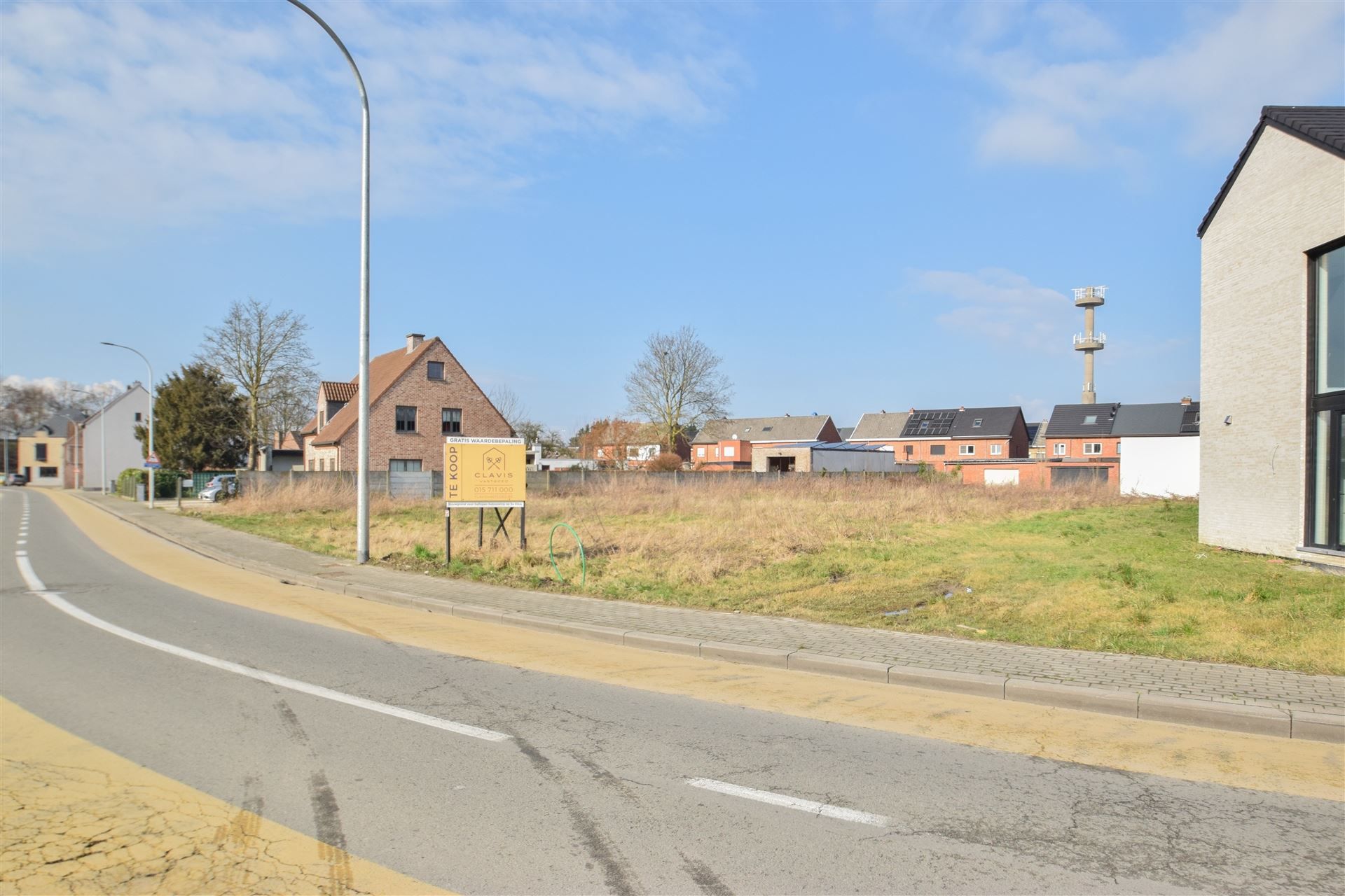 Mooie bouwgrond voor halfopen bebouwing nabij het centrum. foto {{pictureIndex}}