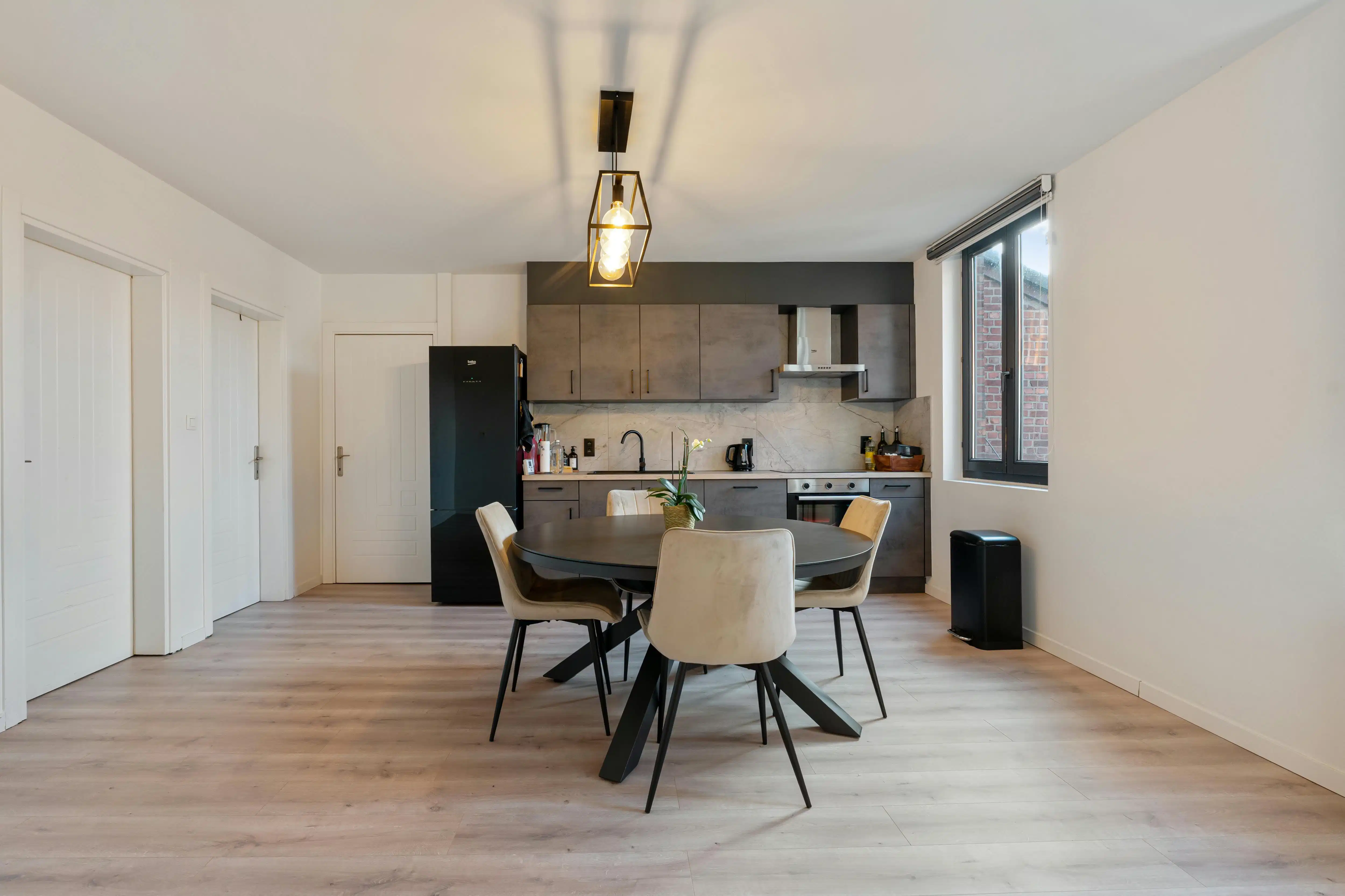 Rendabele opbrengsteigendom met handelspand, magazijn, woonst en 2 appartementen in Genk foto 3