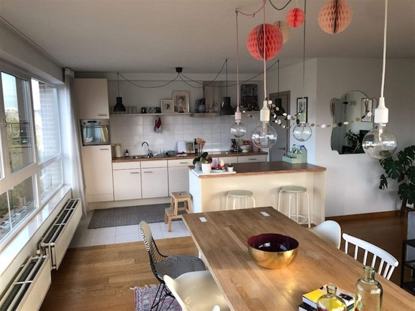 Licht hoekappartement met 2 slaapkamers, terras en parking foto 3