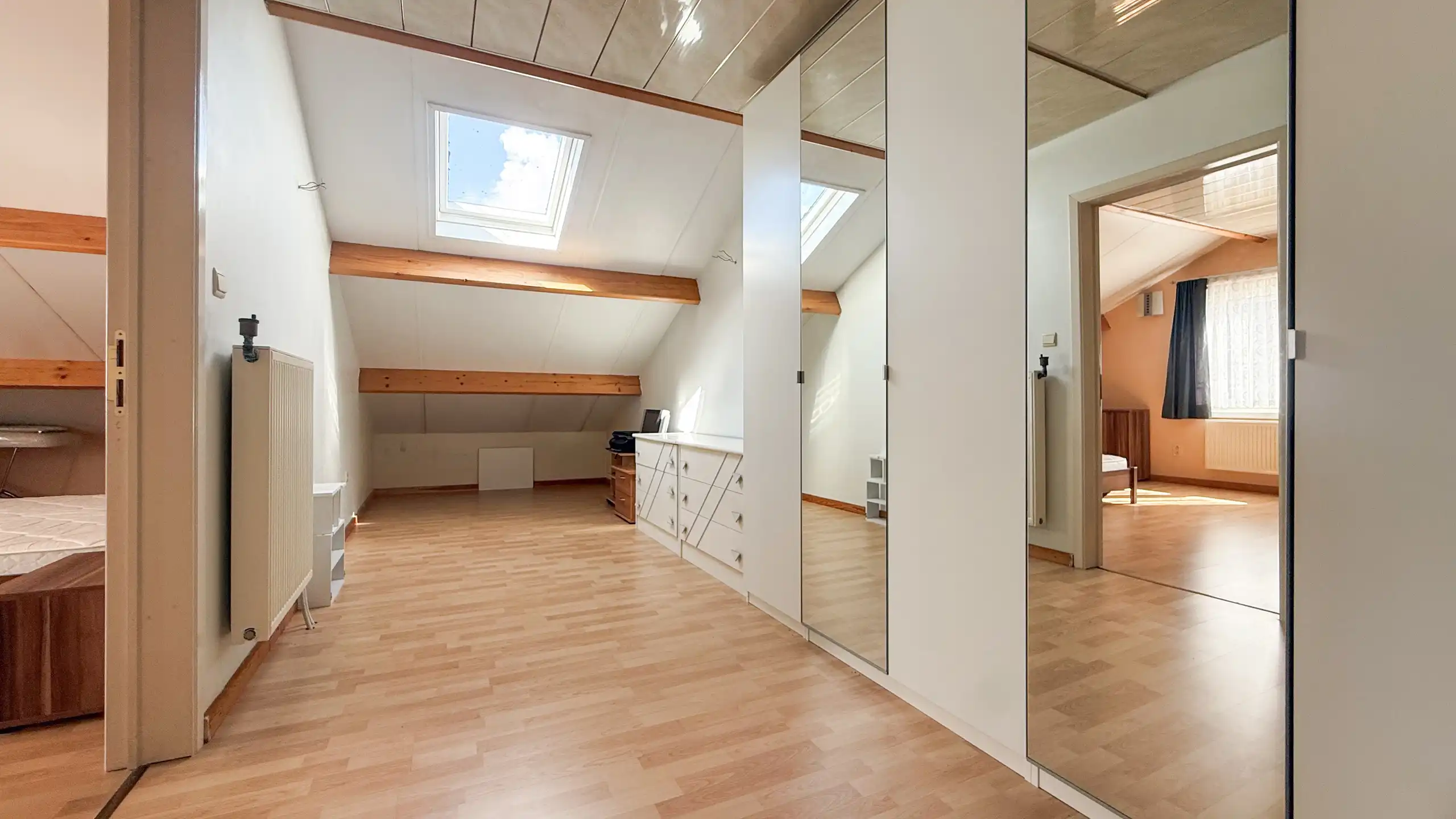 Ruime woning met 4 SLPK op een toplocatie! foto 37