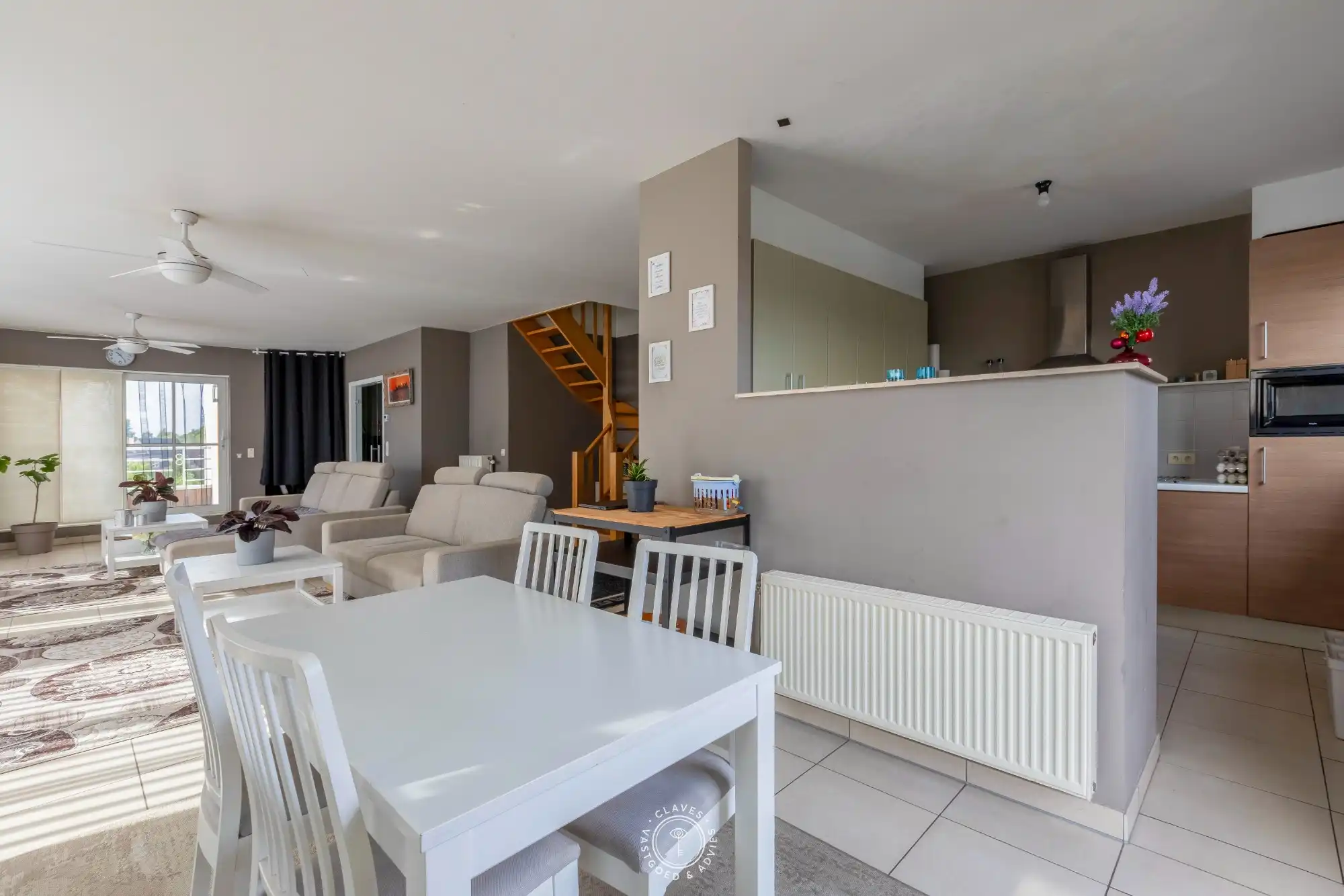 Imposant duplexappartement met een zee aan ruimte foto 3