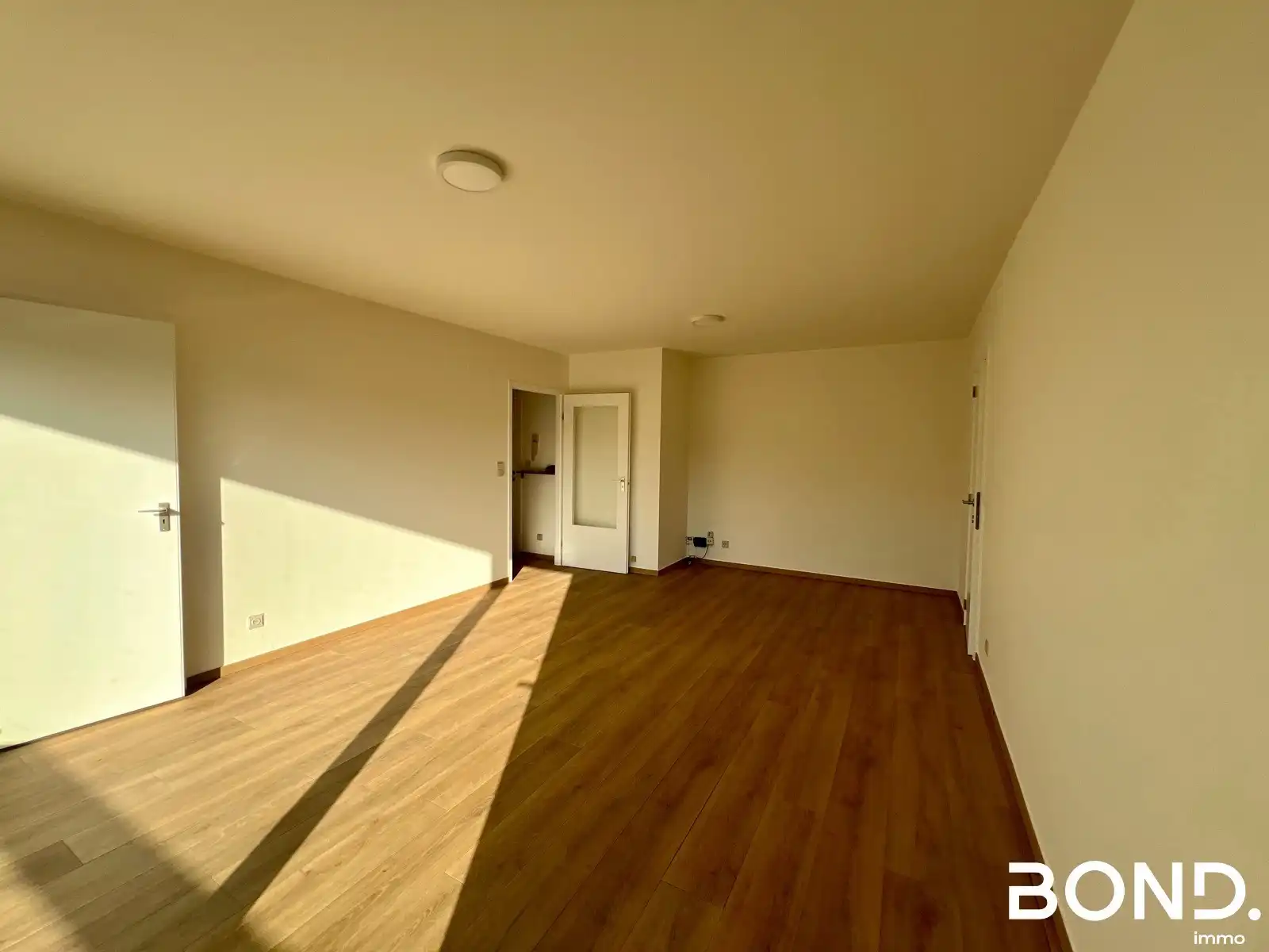 Gerenoveerd 1-slaapkamer appartement met garagebox te huur foto 4