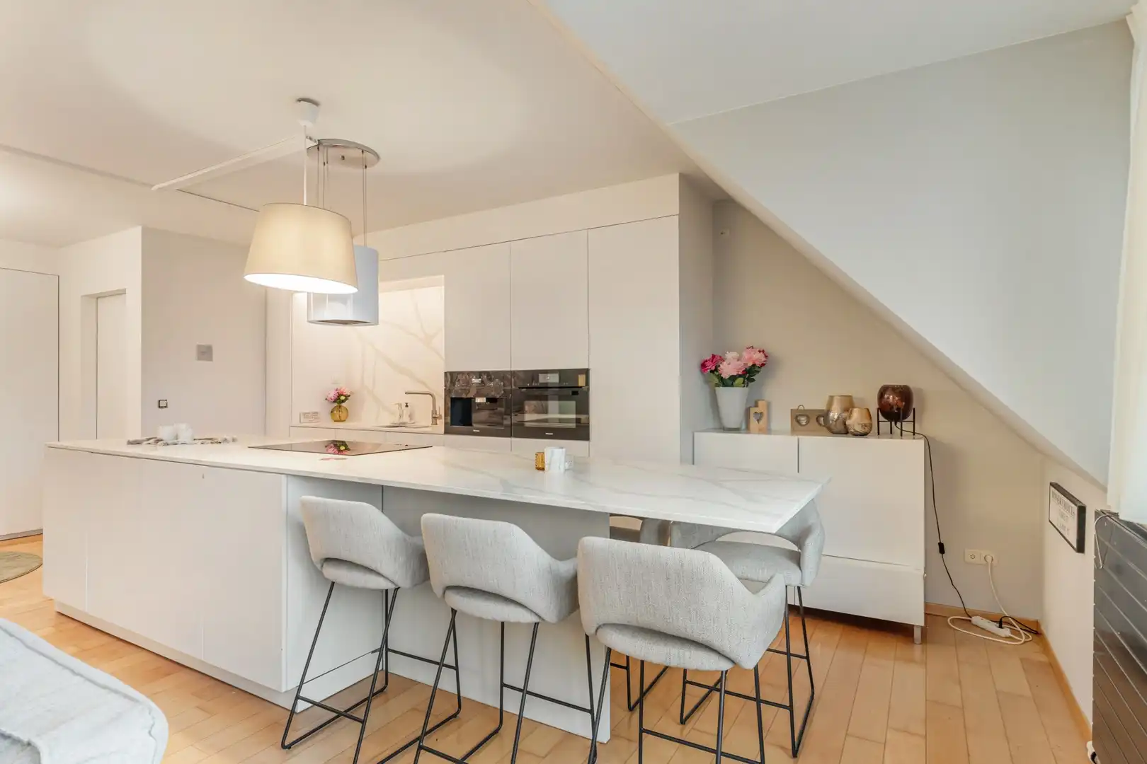 Ruim duplex-appartement met 3 slaapkamers, terras en zonnepanelen in Aarschot foto {{pictureIndex}}