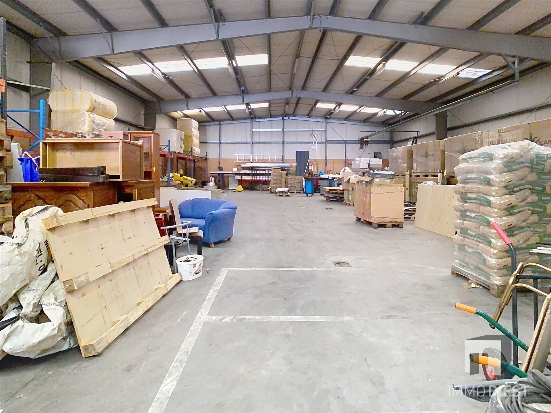 Industrieel gebouw met magazijnen en burelen foto 12