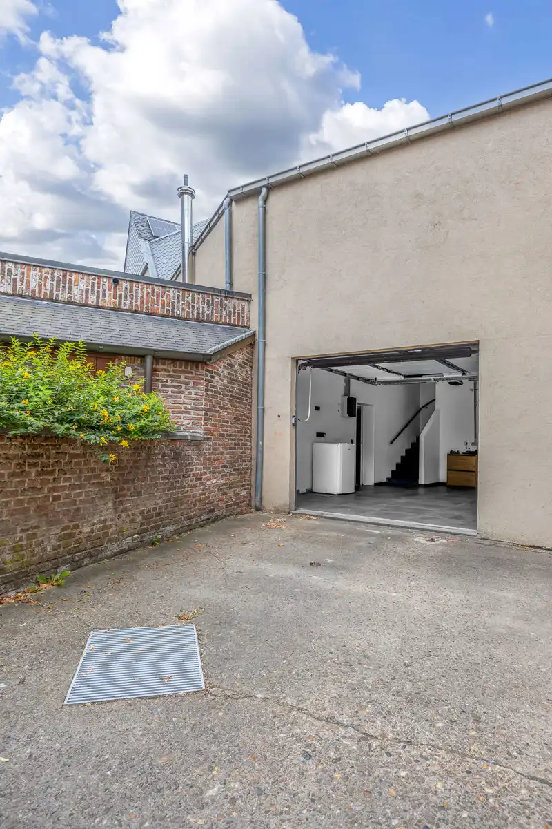 Unieke woning met terras, garage en ruim magazijn  foto 24