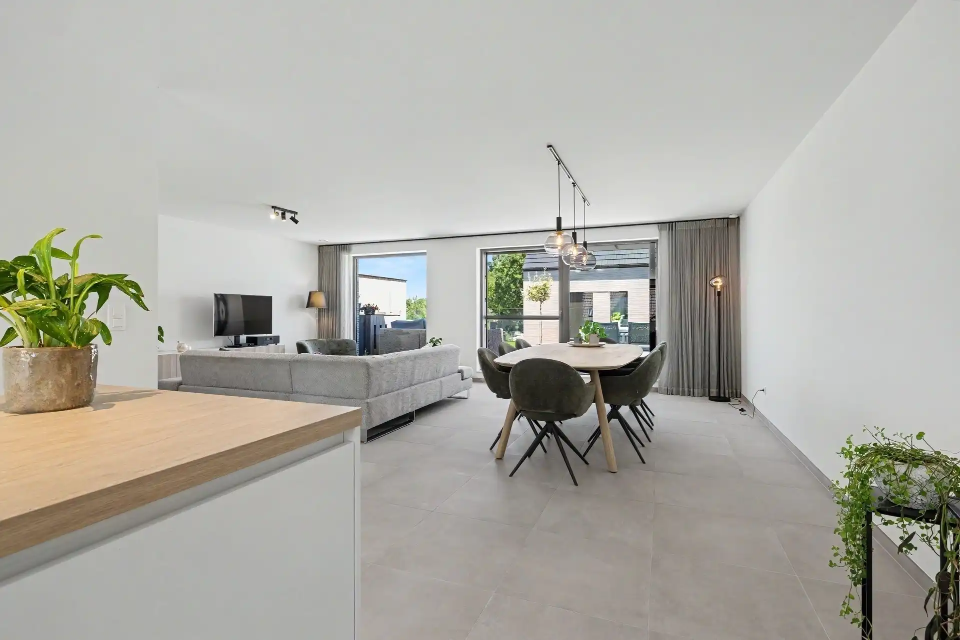 Ruime triplex woning met 3 slaapkamers en 2 parkeerplaatsen nabij het centrum van Stekene (159m²) foto 3
