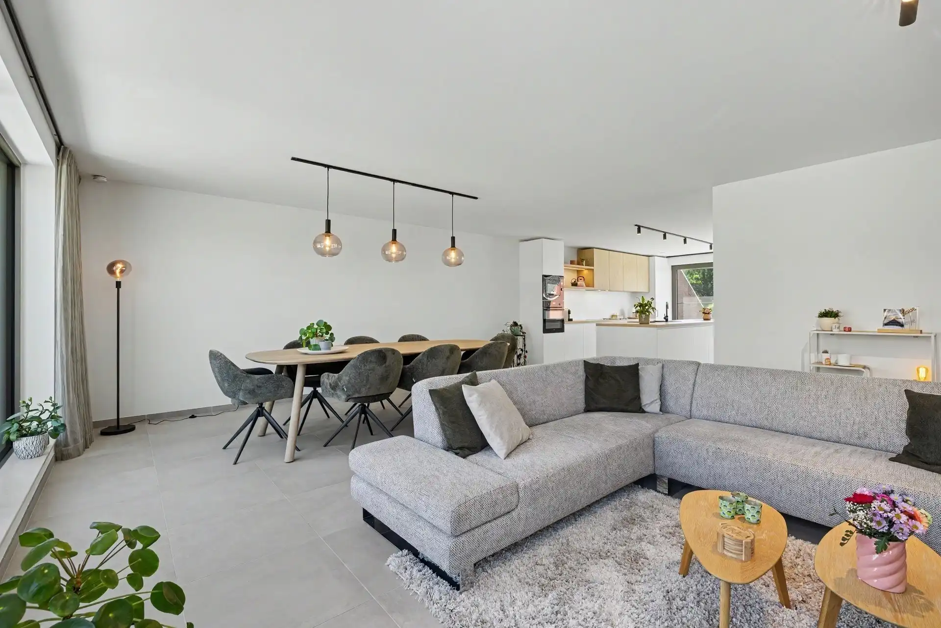 Ruime triplex woning met 3 slaapkamers en 2 parkeerplaatsen nabij het centrum van Stekene (159m²) foto 3