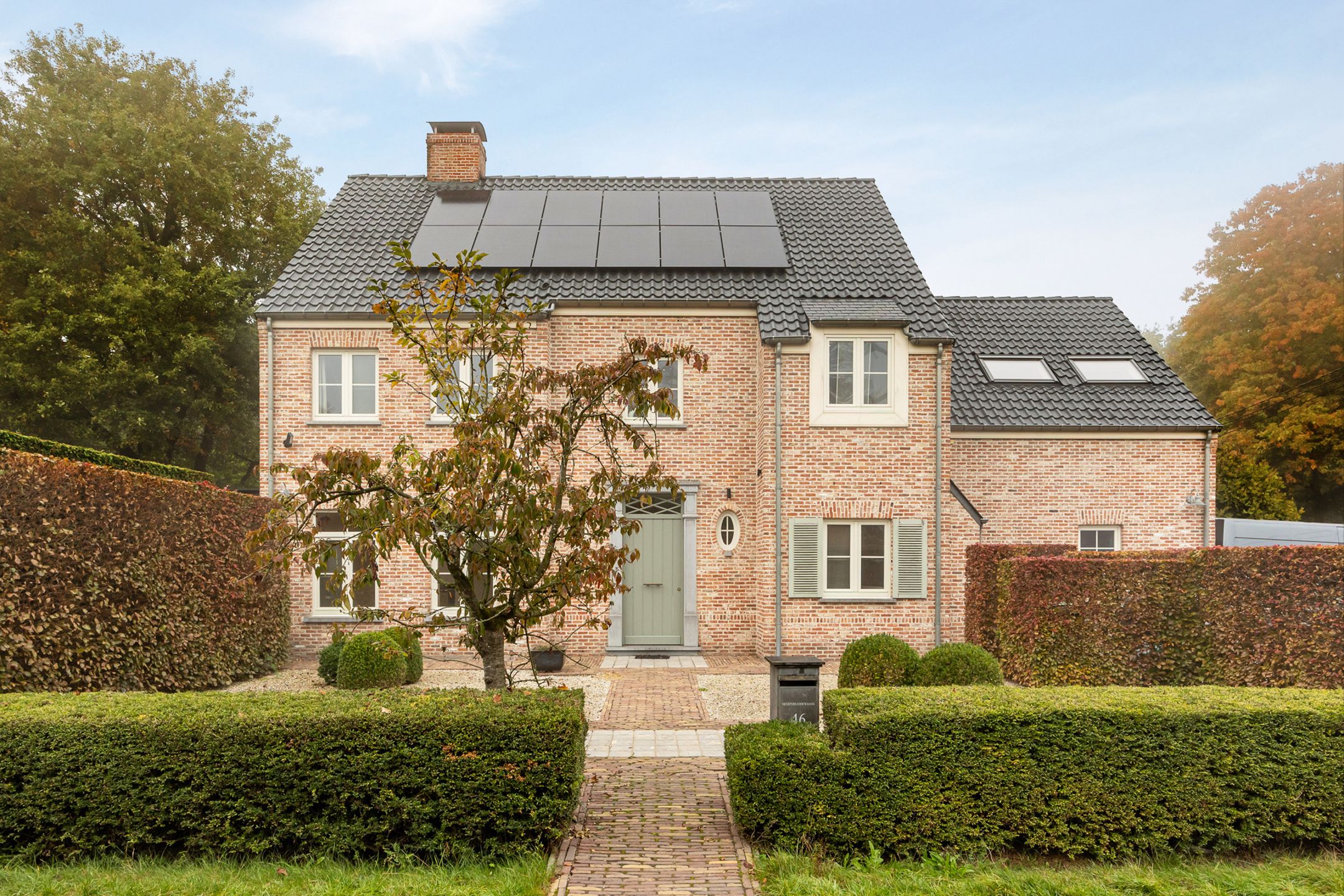 Ruime villa met tuin, bijgebouw en dubbele garage in Zoersel. foto {{pictureIndex}}