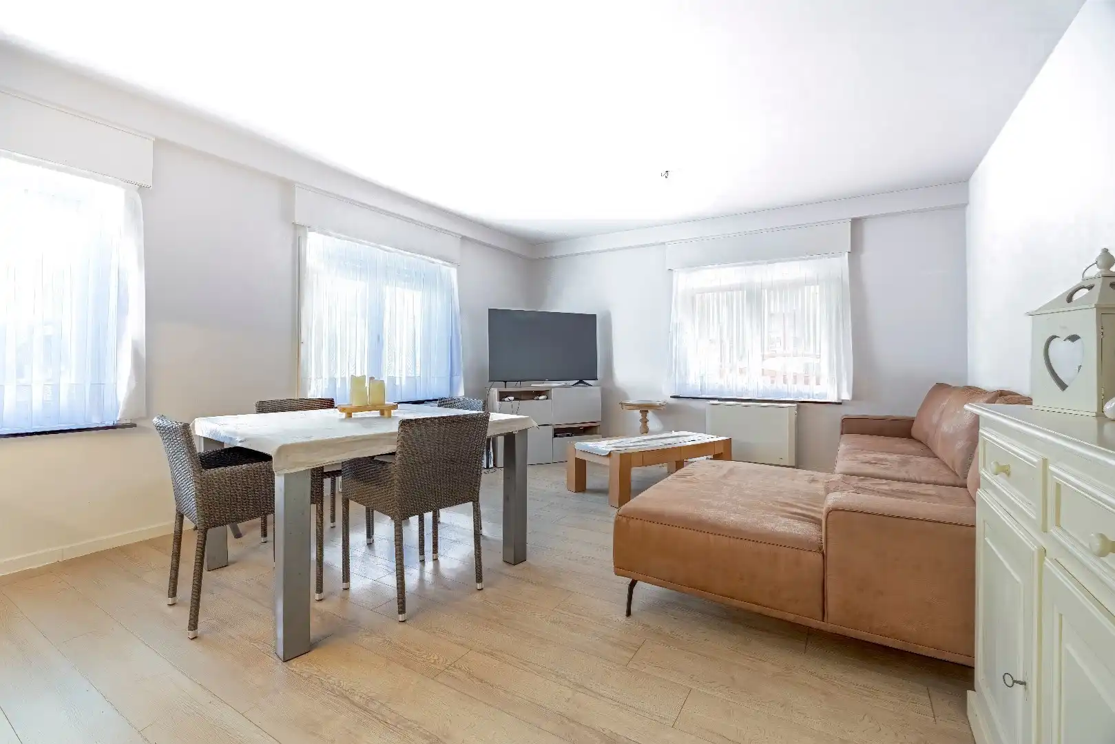 Instapklaar tweeslaapkamerappartement vlakbij de zeedijk. foto 2