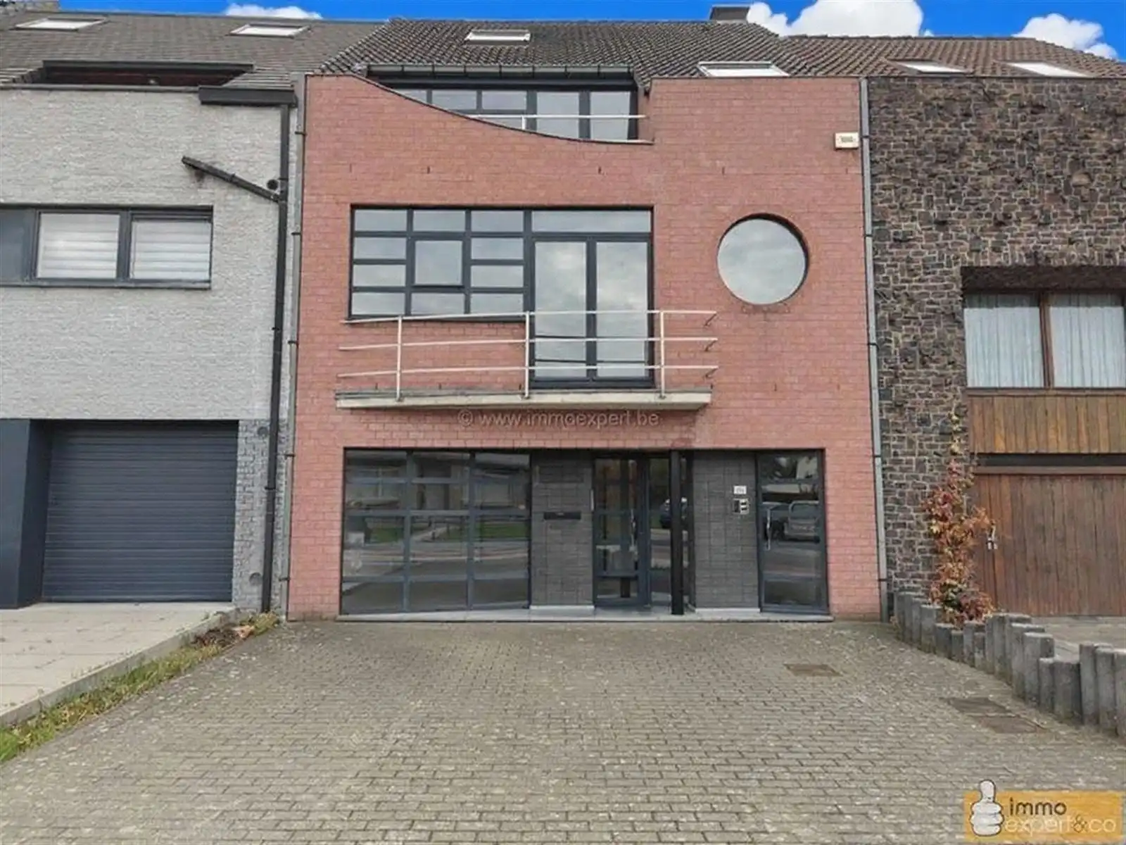 TERNAT: Eengezinswoning met 5 slpks en 2 badkamers foto {{pictureIndex}}