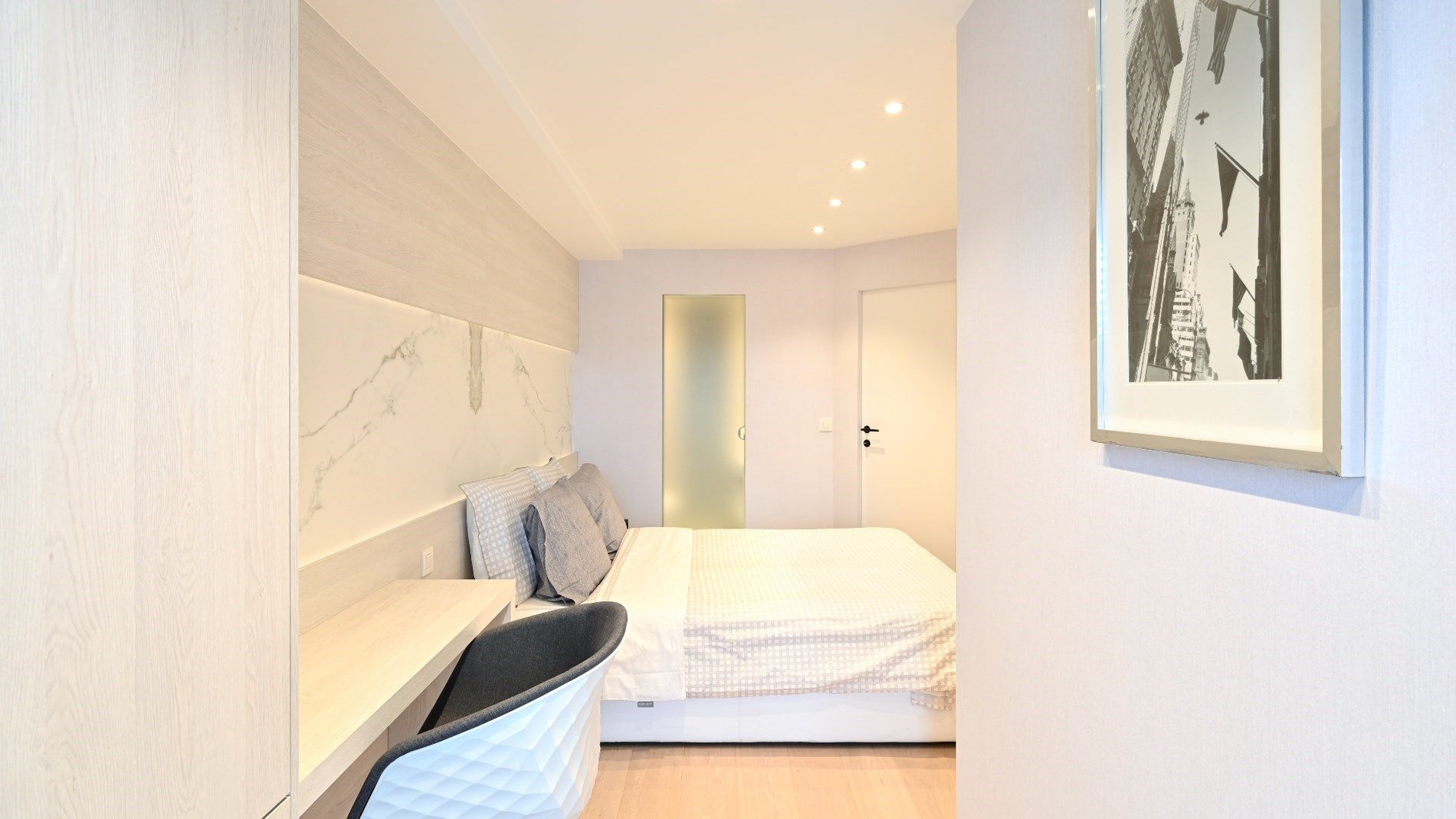 Luxueus afgewerkt appartement, zeer centraal gelegen aan de zonnekant van de Lippenslaan. foto 10