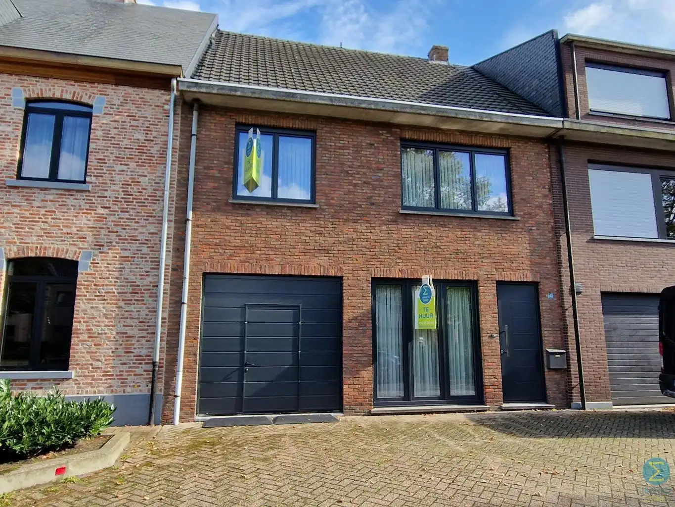 Woning met 3 slaapkamers en inpandige garage op 328m² foto {{pictureIndex}}