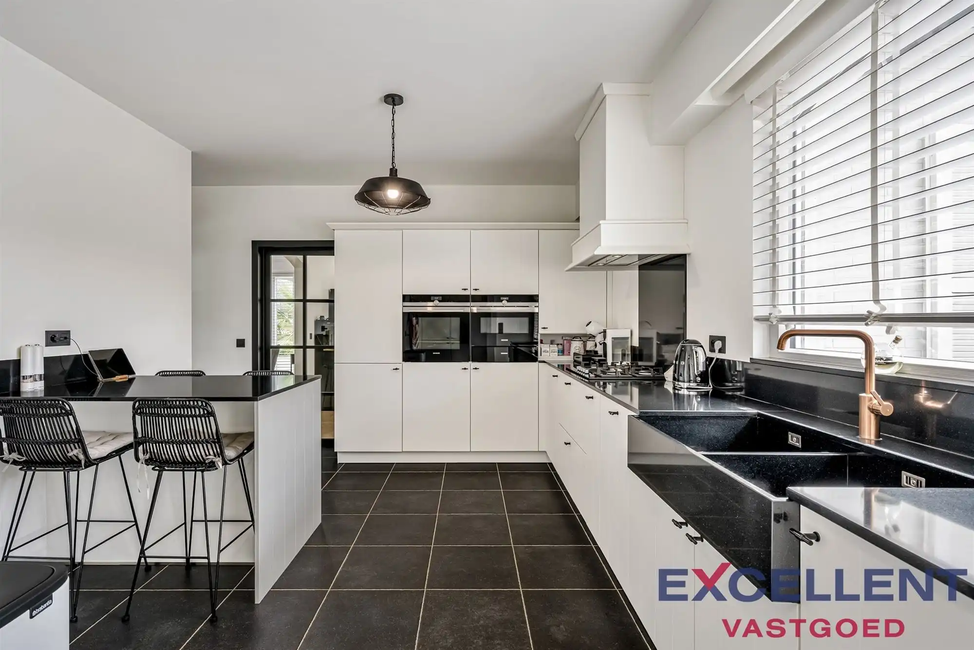 Modern gerenoveerde en riante villa met verzicht te koop foto 13