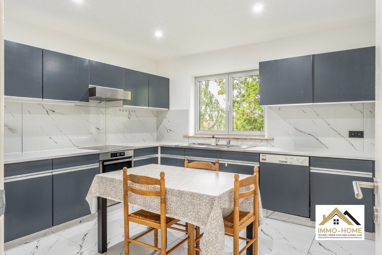Heel erg ruim dakappartement + garage te Lokeren!  foto {{pictureIndex}}