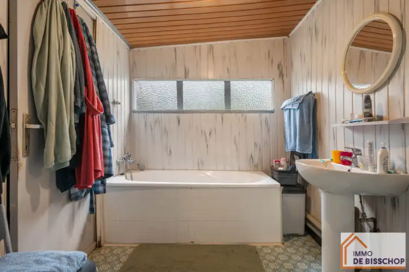 Te renoveren half open bebouwing met 3 slaapkamers, tuin en garage. foto 10