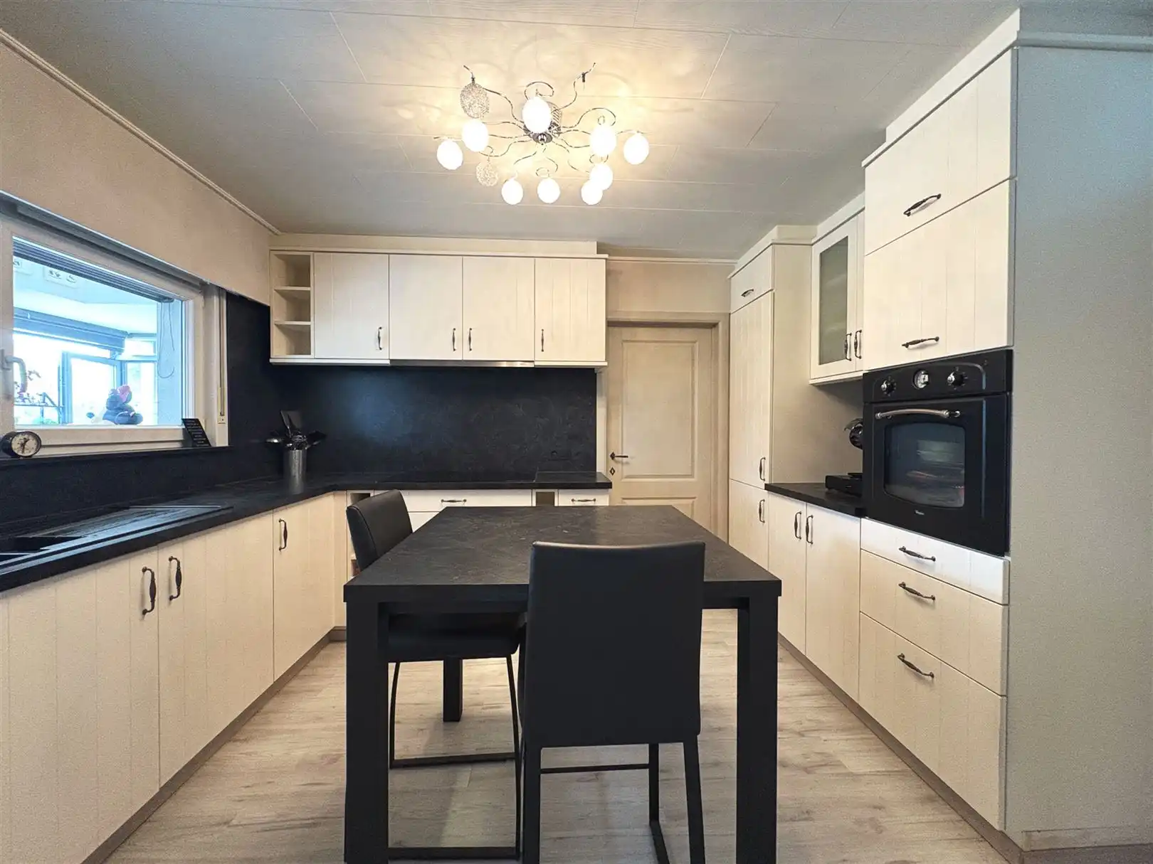 Halfopen woning met veranda, 3 slaapkamers en garage foto 6