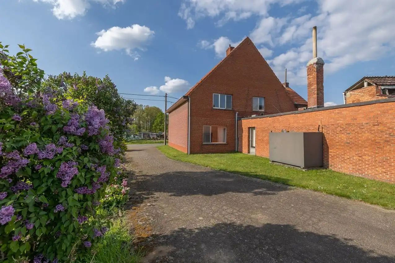 Te renoveren woning met ruimte, rust en potentieel foto 24