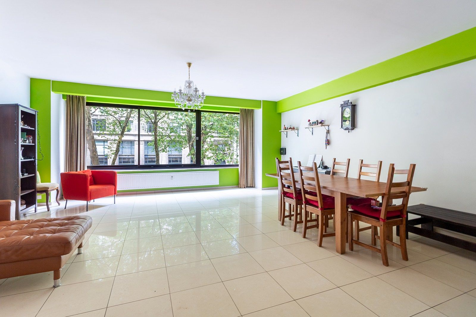 Uiterst ruim vierslaapkamer appartement tussen het Stadspark en de Theaterbuurt!  foto {{pictureIndex}}