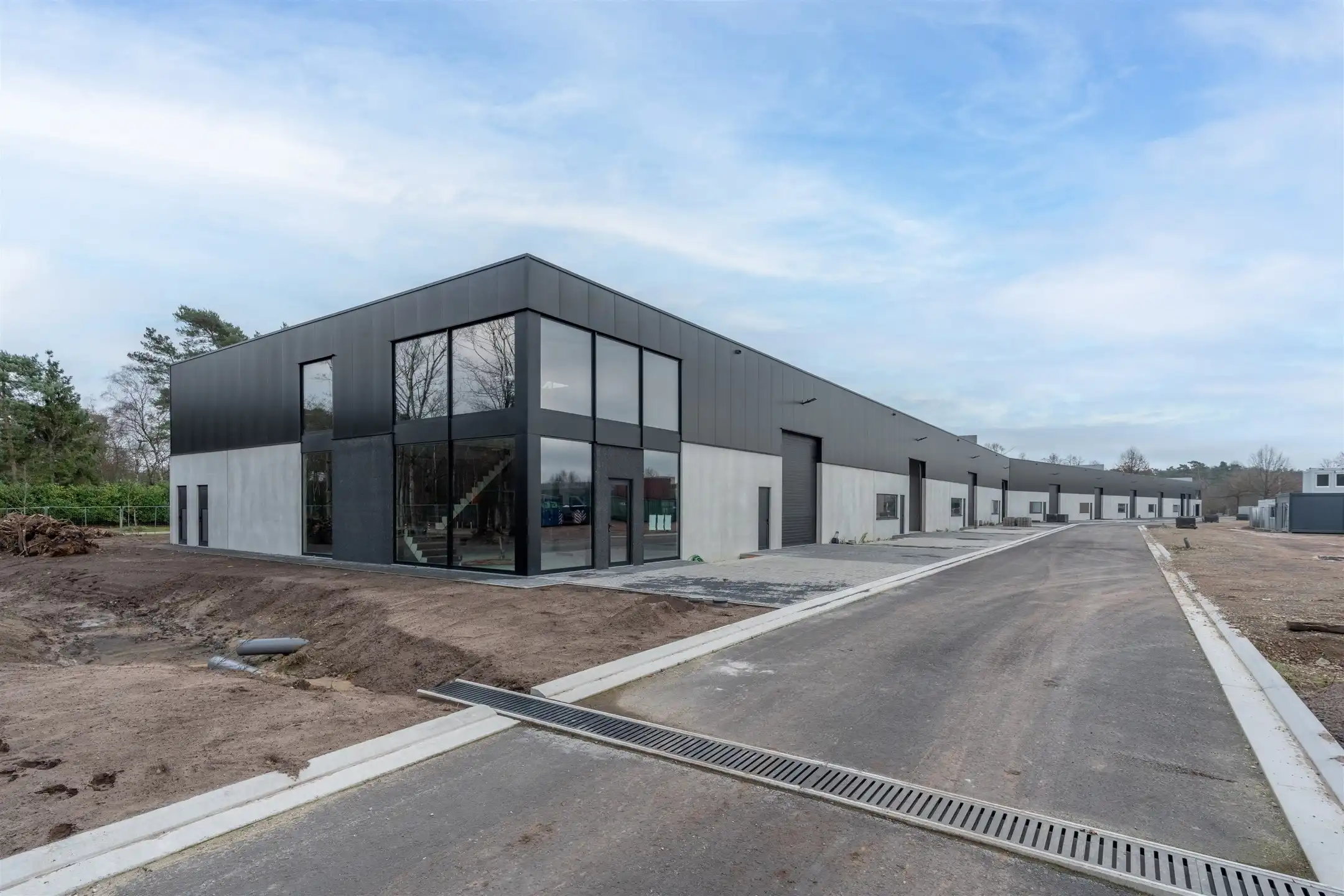 Nieuwbouw KMO-Unit (370 m²) op ideale locatie in Beerse foto {{pictureIndex}}