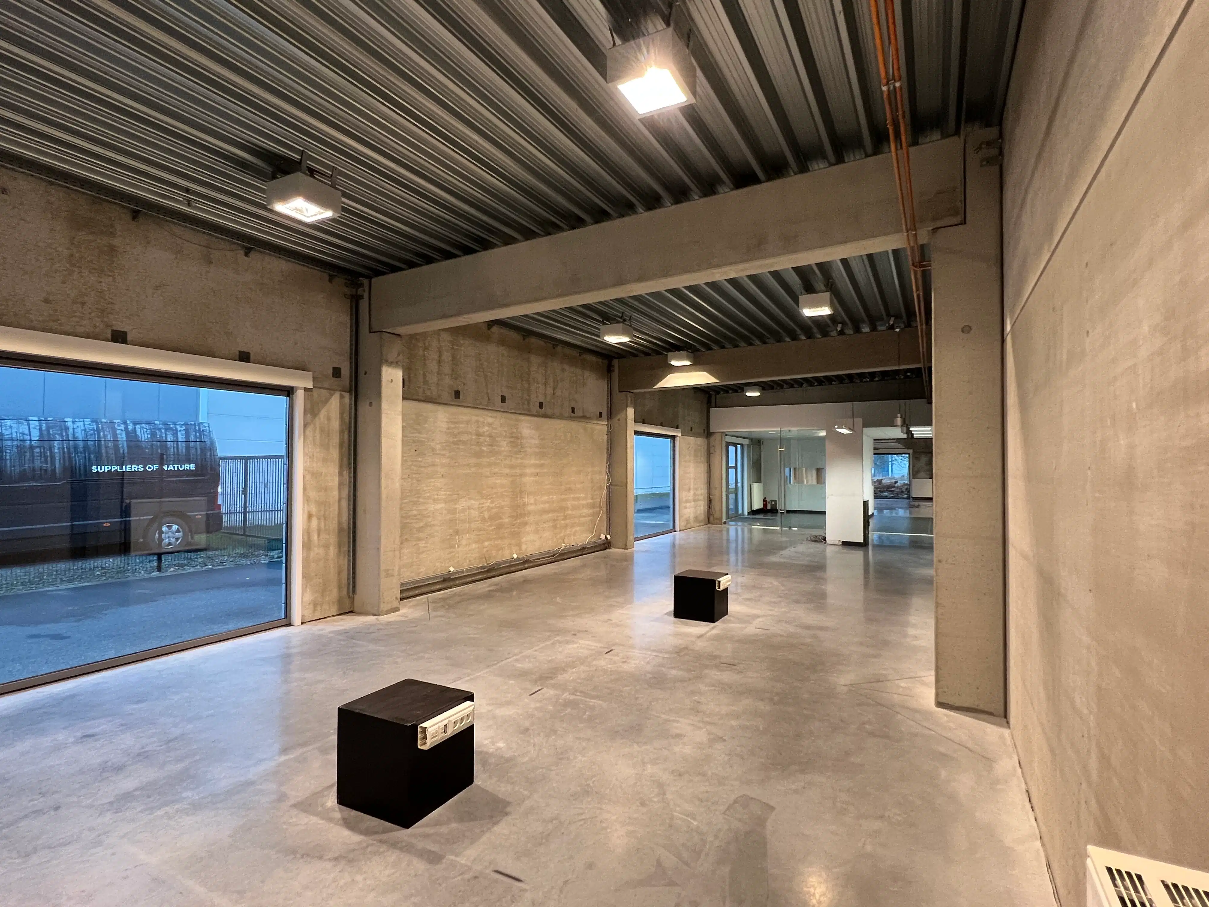 Moderne kantoor-/handelsruimte met duplex appartement – topligging Kortrijk-Wevelgem foto 2