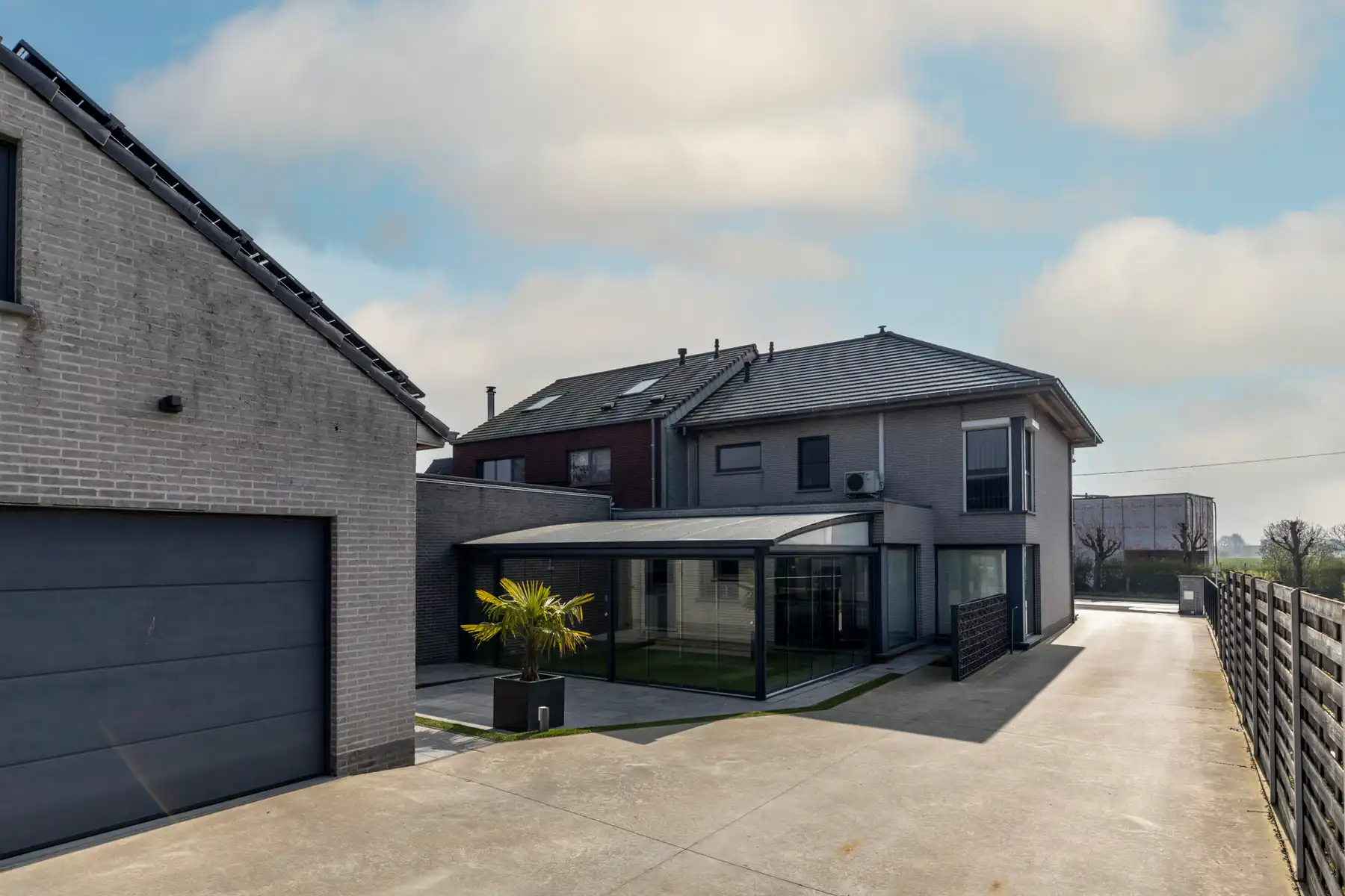 Ruime halfopen bebouwing met grote tuin en zwembad in rustige straat te Lievegem (Waarschoot) foto 18