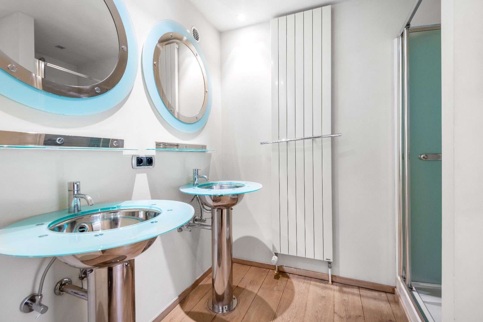 Zeer goed gelegen appartement met parking op de ZEEDIJK vlakbij het Van Bunnenplein. foto 10