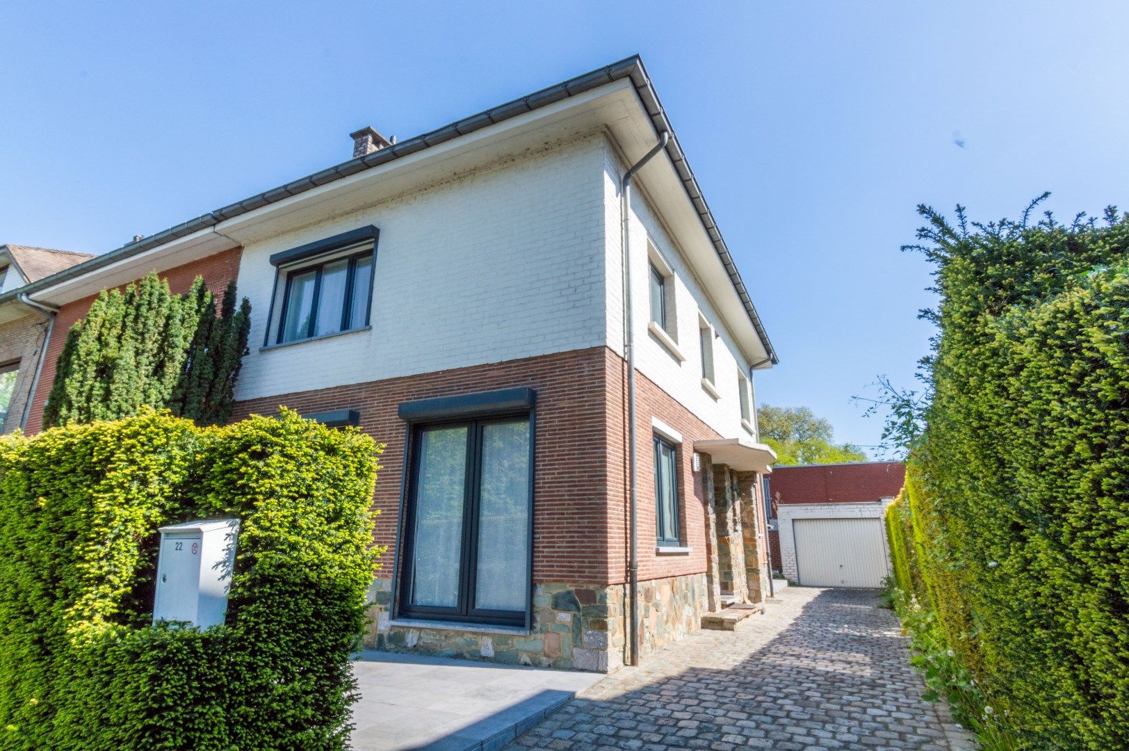  Ruime en goed onderhouden driegevel-woning met 3 slaapkamers, 2 terrassen, tuin, garage en oprit met plaats voor meerdere wagens foto {{pictureIndex}}