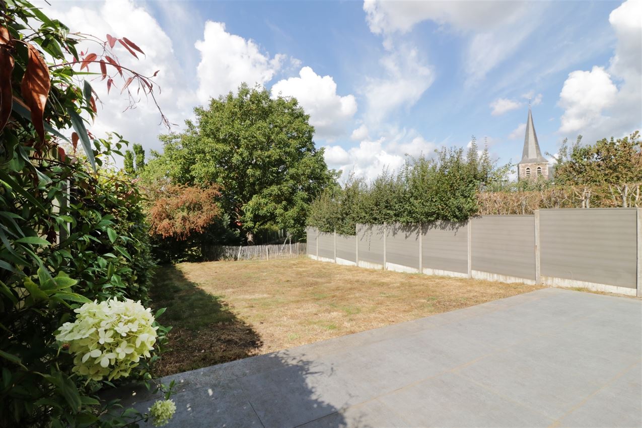 Recente woning met vier slpk, tuin, garage op rustige locatie foto 4