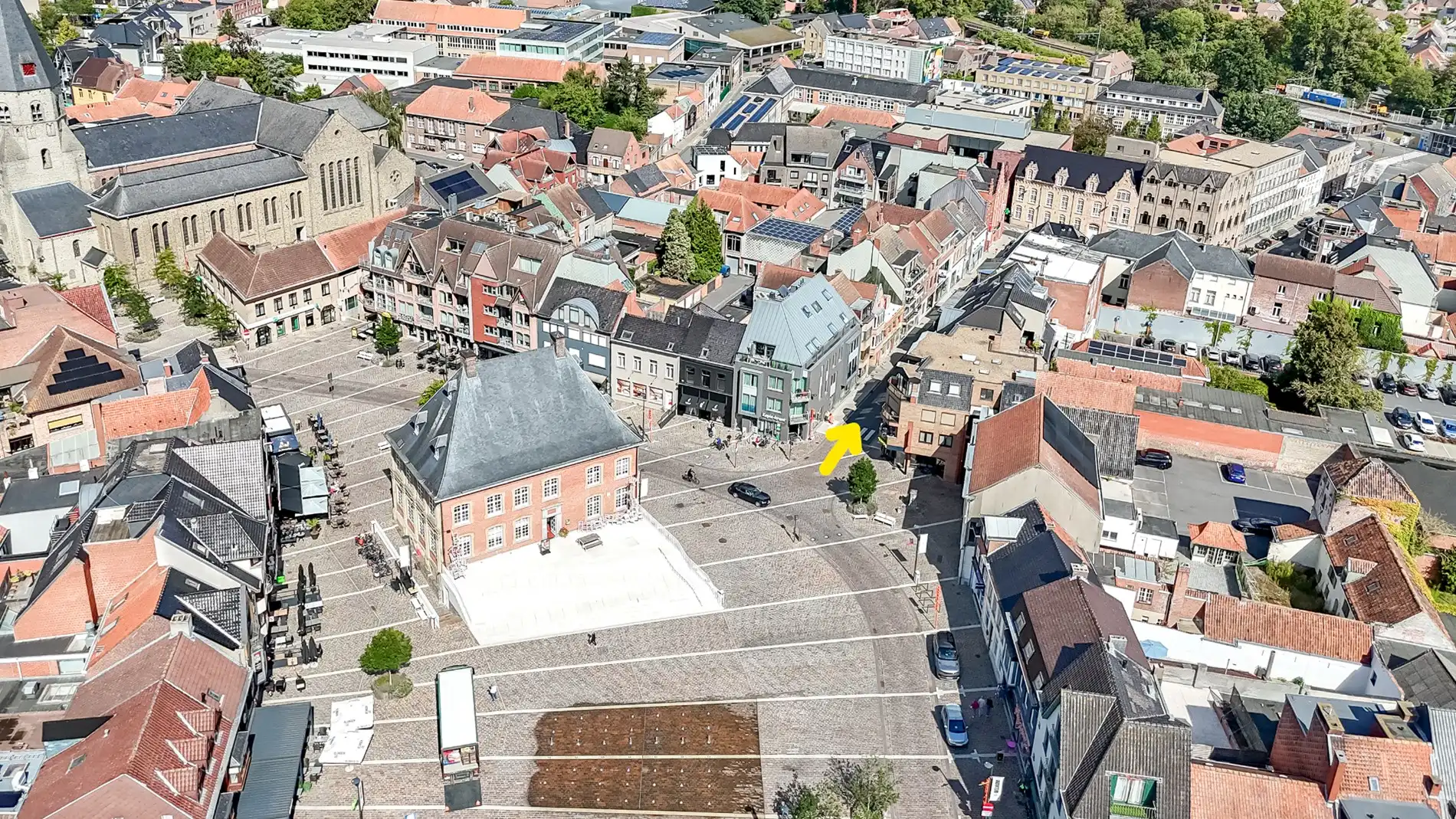 Commerciële ruimte aan de markt in Torhout! foto 8