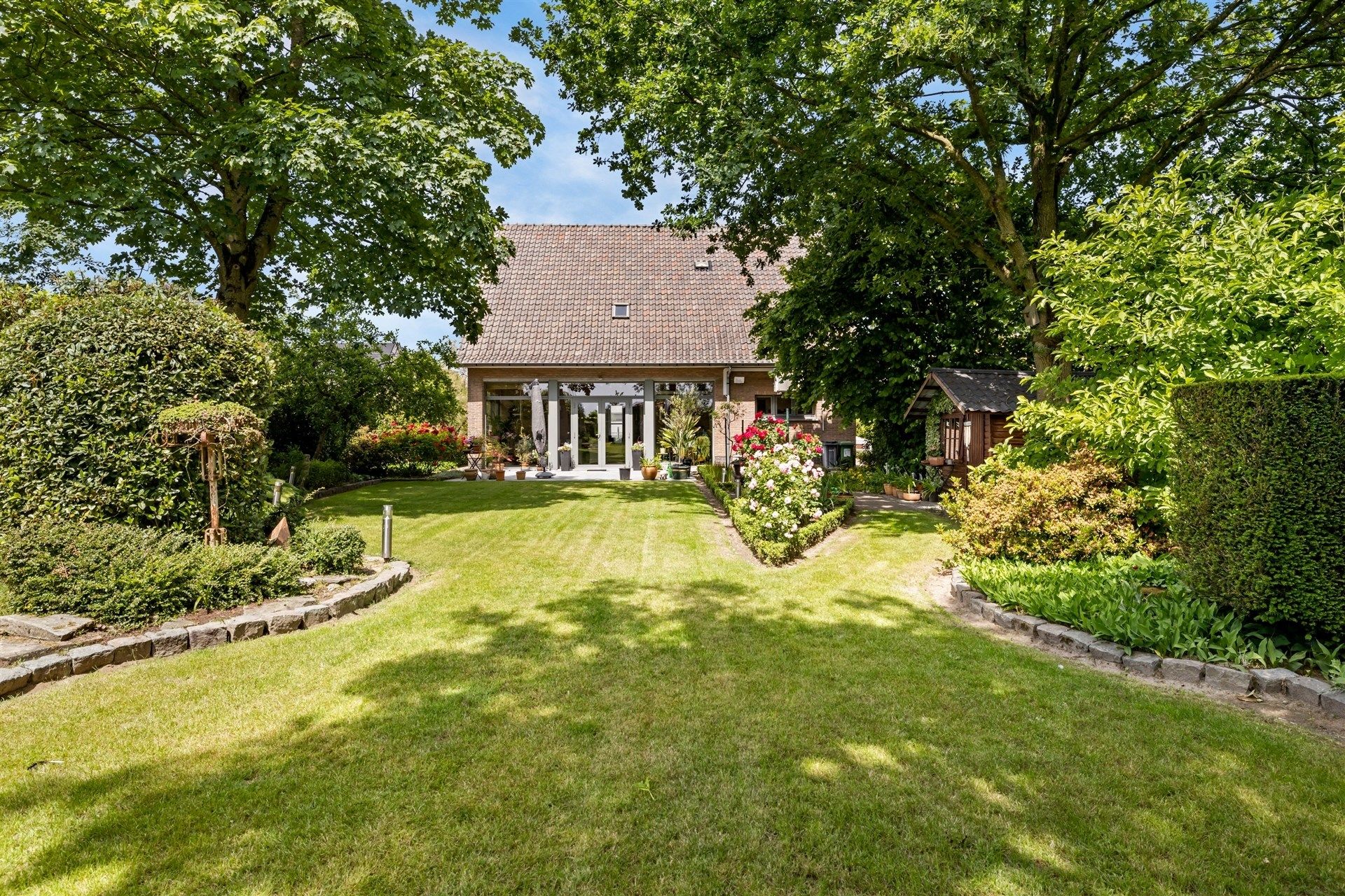 Ruim opgezette gezinswoning met 3 slaapkamers & mooi aangelegde tuin op een perceel van 1.016m² foto 22