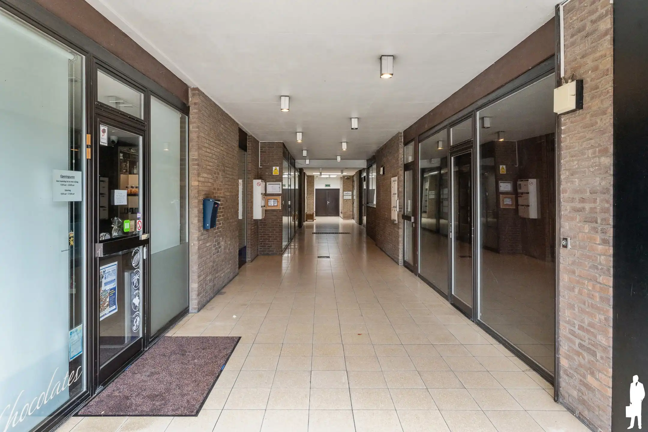 Centraal gelegen verhuurde kantoorruimte met garagebox foto 2