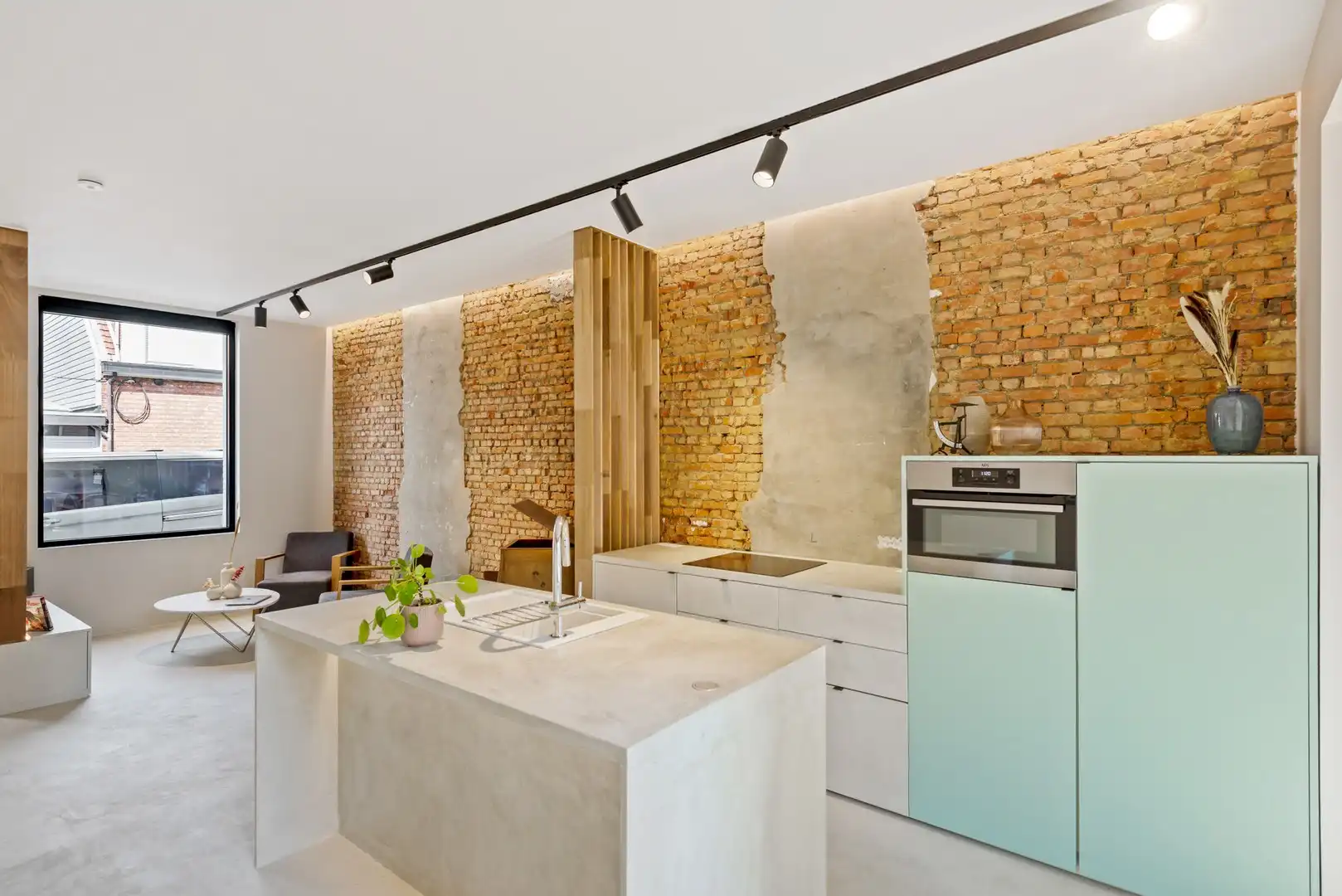Prachtig gerenoveerde woning met gezellige en zonnige buitenruimte in rustige eenrichtingsstraat foto 2