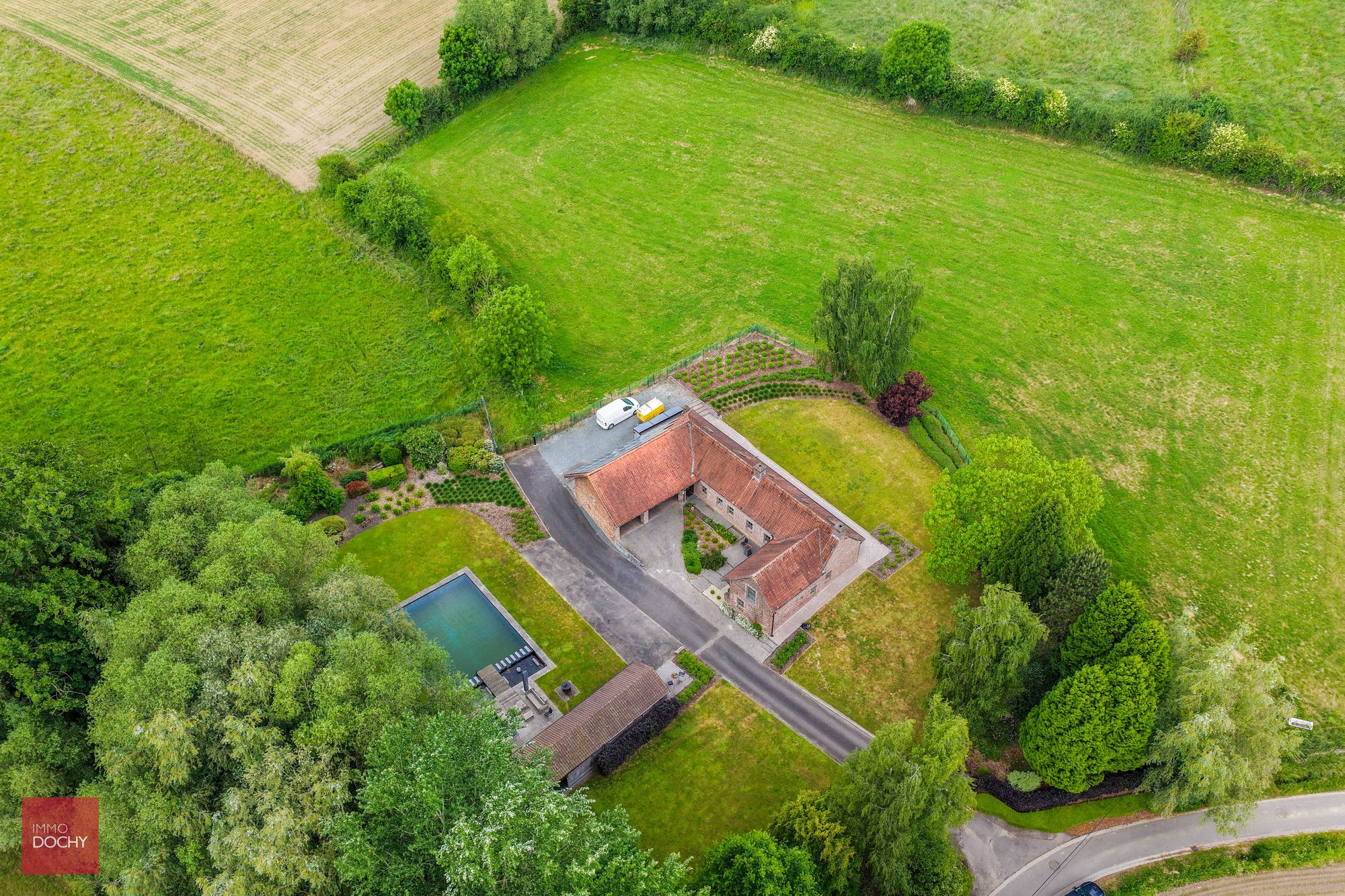 Zeer rustig gelegen instapklaar landhuis met zwemvijver foto {{pictureIndex}}
