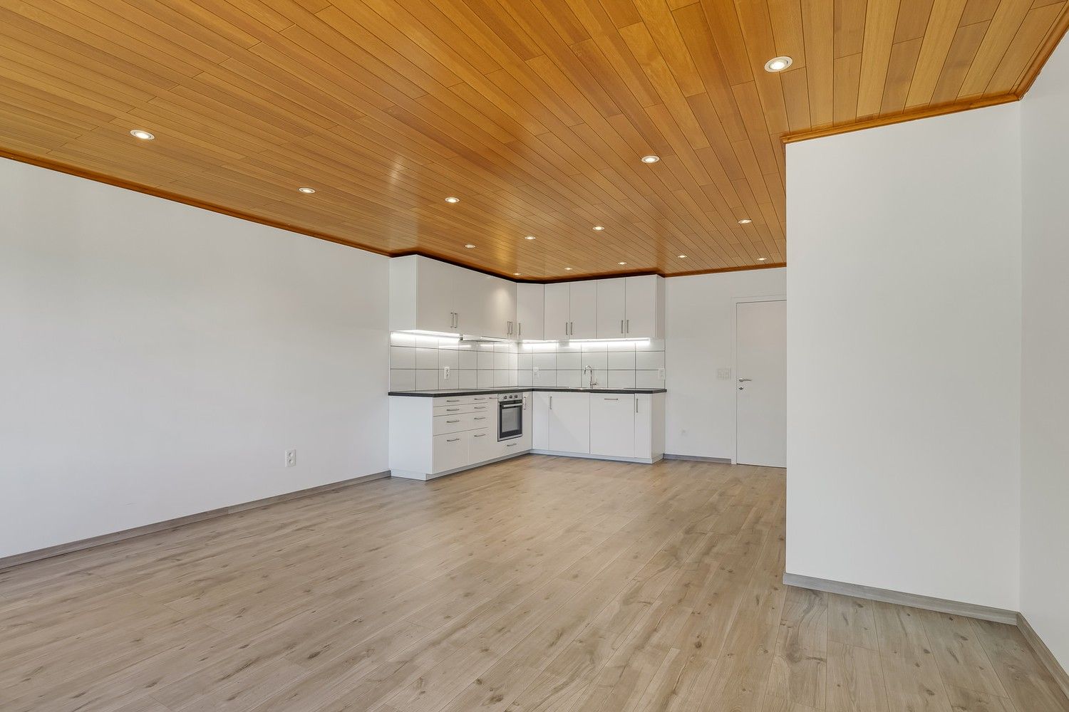 Gerenoveerd appartement met 2 slpkrs en garage foto 5