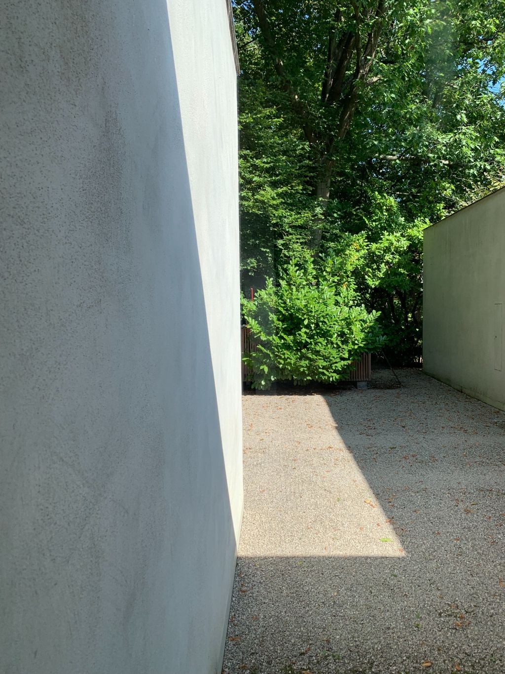 Architecturale laagbouwvilla met binnenzwembad en unieke beleving met het omliggende landschap. foto 3