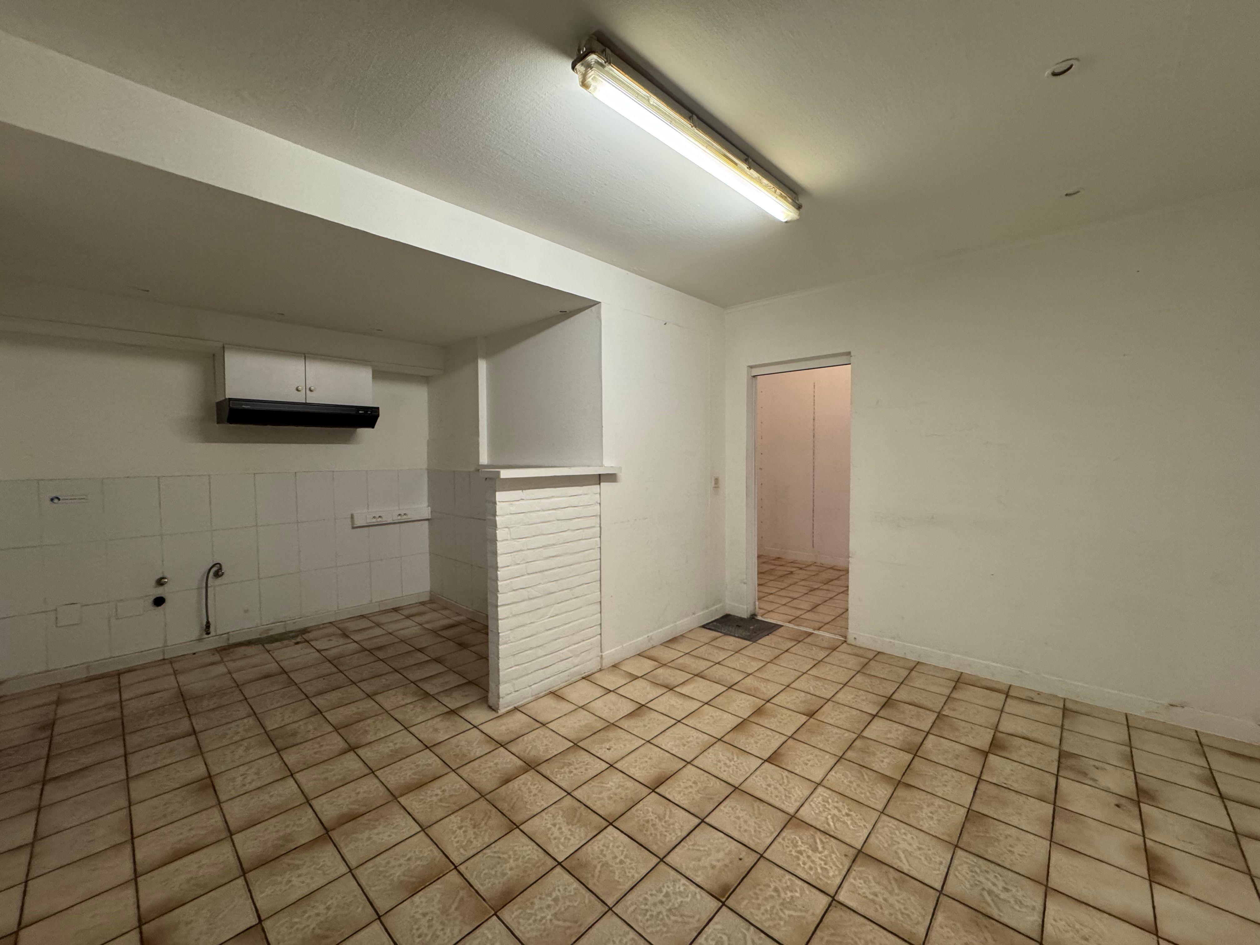 Handelsgelijkvloers 60m² aan drukke invalsweg Oostende foto 6