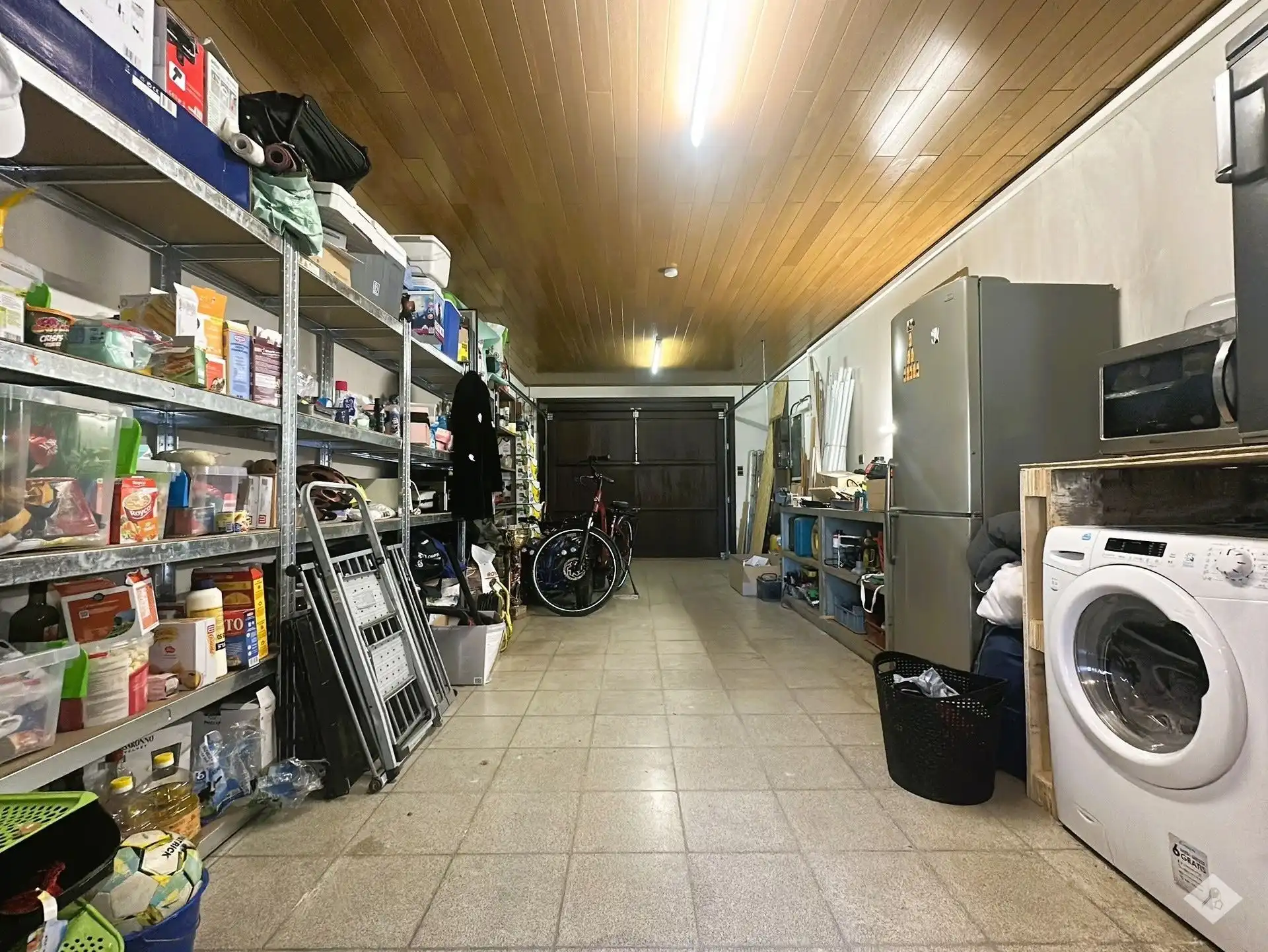 Gezinswoning met 5 slaapkamers op ruim perceel foto 10