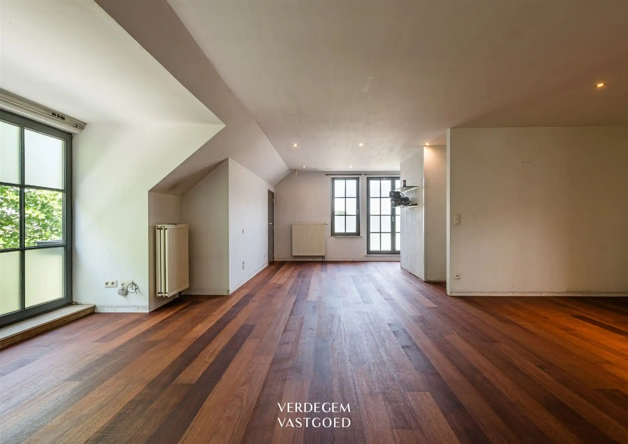 Uiterst commercieel gelegen handelspand met woonst voor horeca of kantoren foto 20