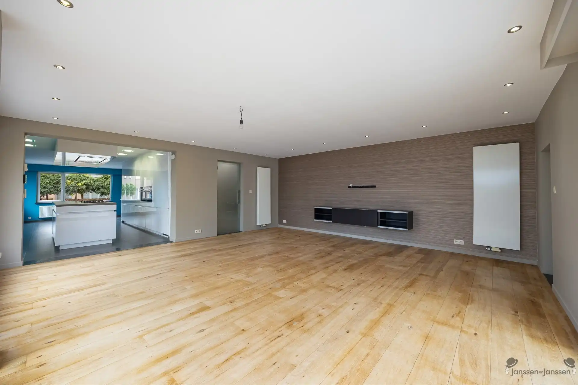 gerenoveerde woning met ruim magazijn  foto 9