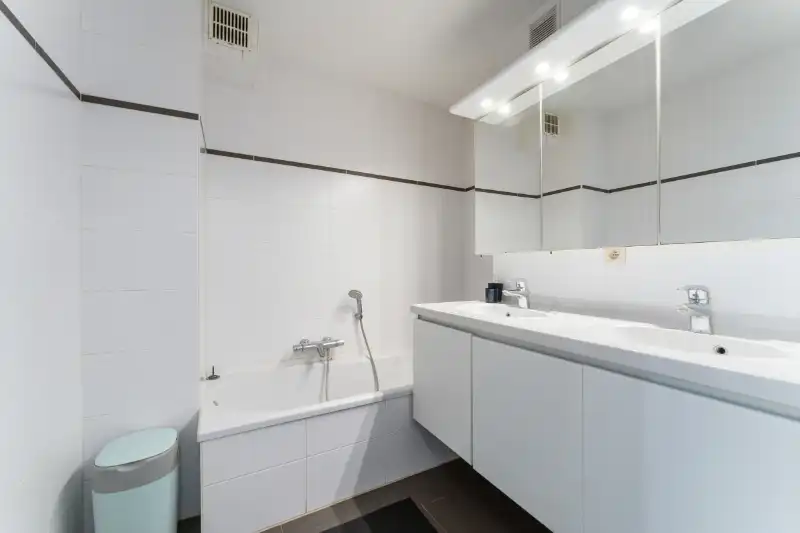 Genoveerd appartementsgebouw met drie appartementen en handelsruimte foto 17