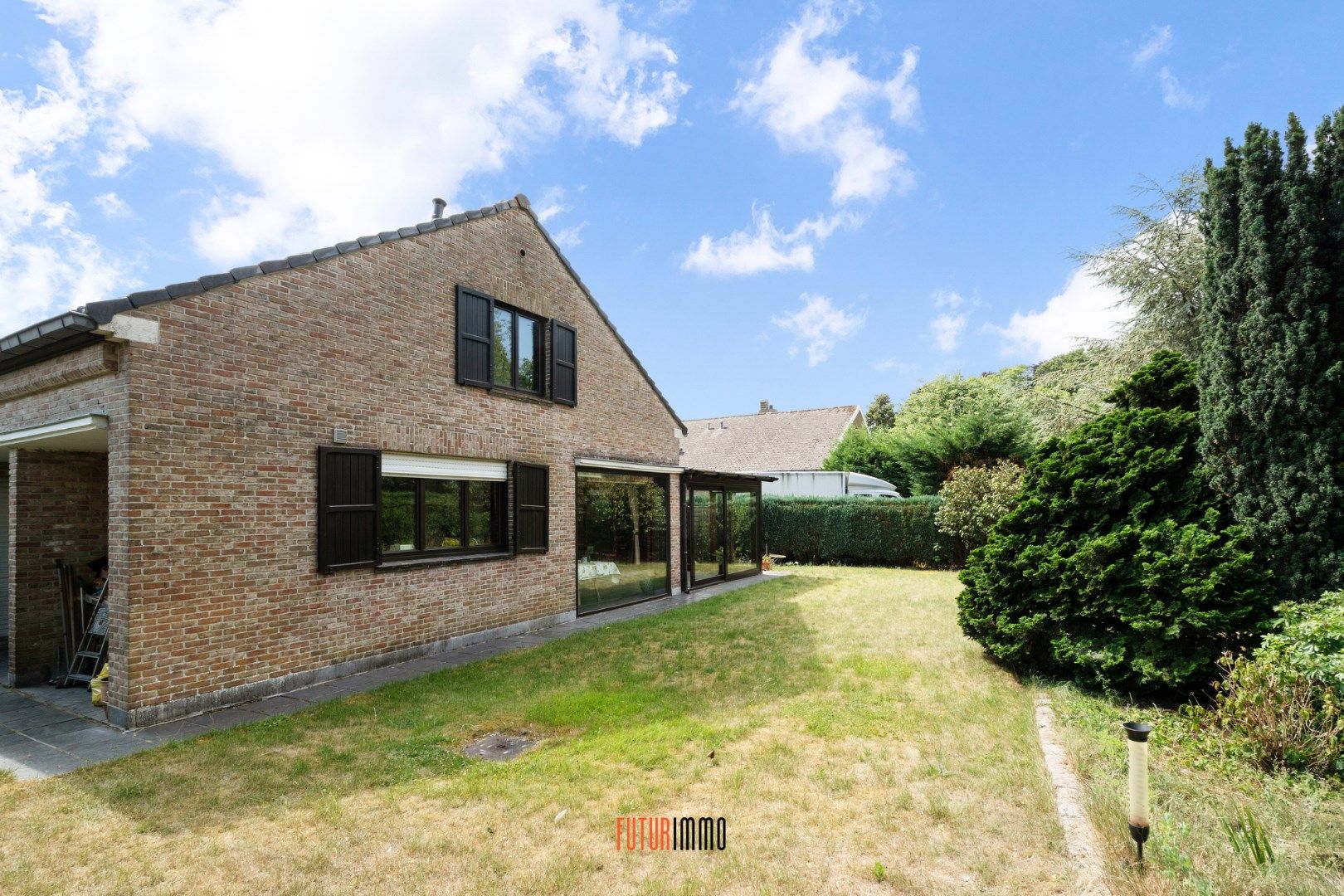 Open bebouwing met garage en ruime tuin foto 17