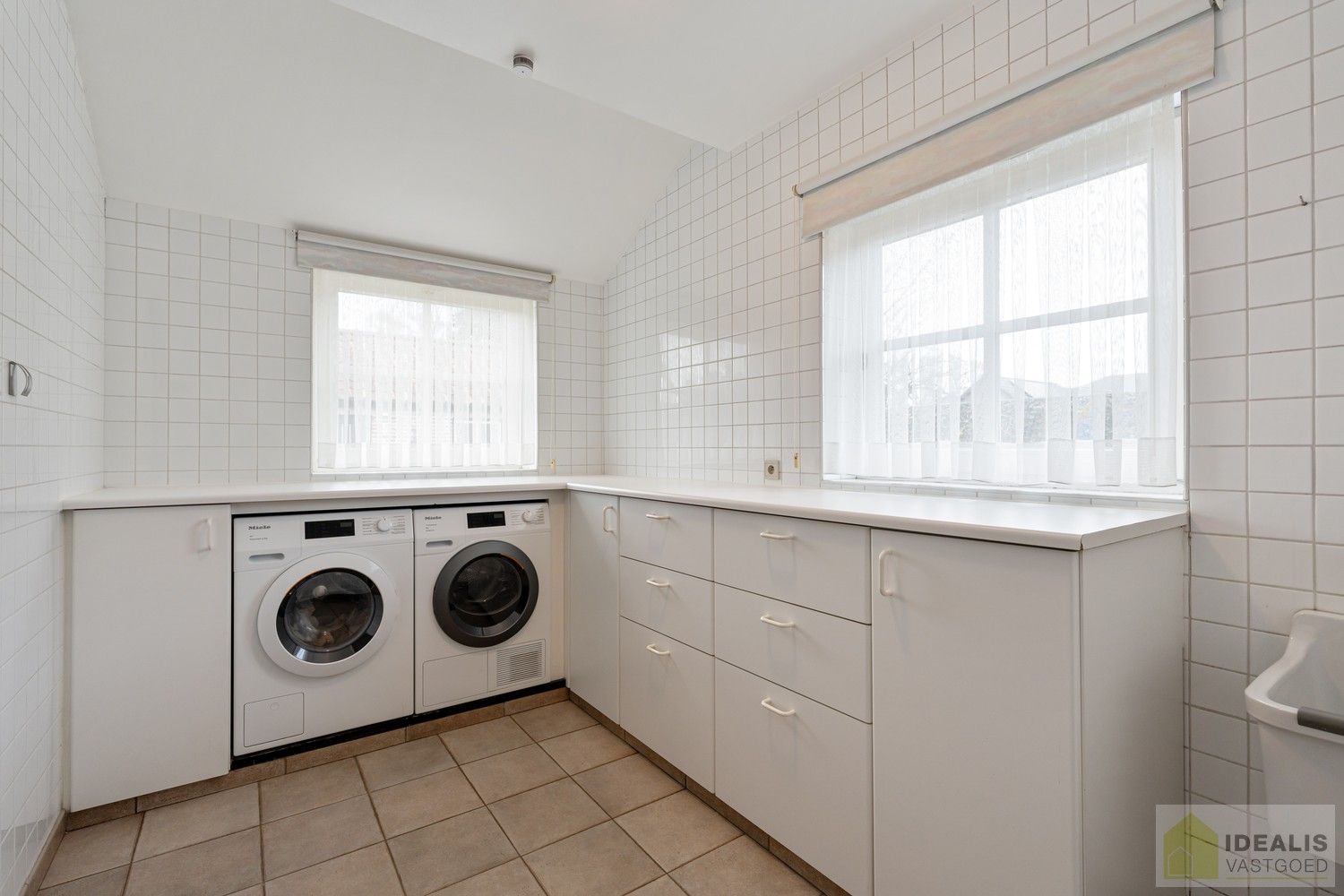 RUIME, INSTAPKLARE EN ENERGETISCH AANGEPASTE WONING VOORZIEN VAN 15 ZONNEPANELEN EN ZONNEBOILER. RIANTE WOONKAMER, KNAPPE KEUKEN, APART BUREEL, APARTE HOBBYRUIMTE, FIJNE WASPLAATS, 4 SLAAPKAMERS, 2 BADKAMERS EN INPANDIGE GARAGE! foto 29