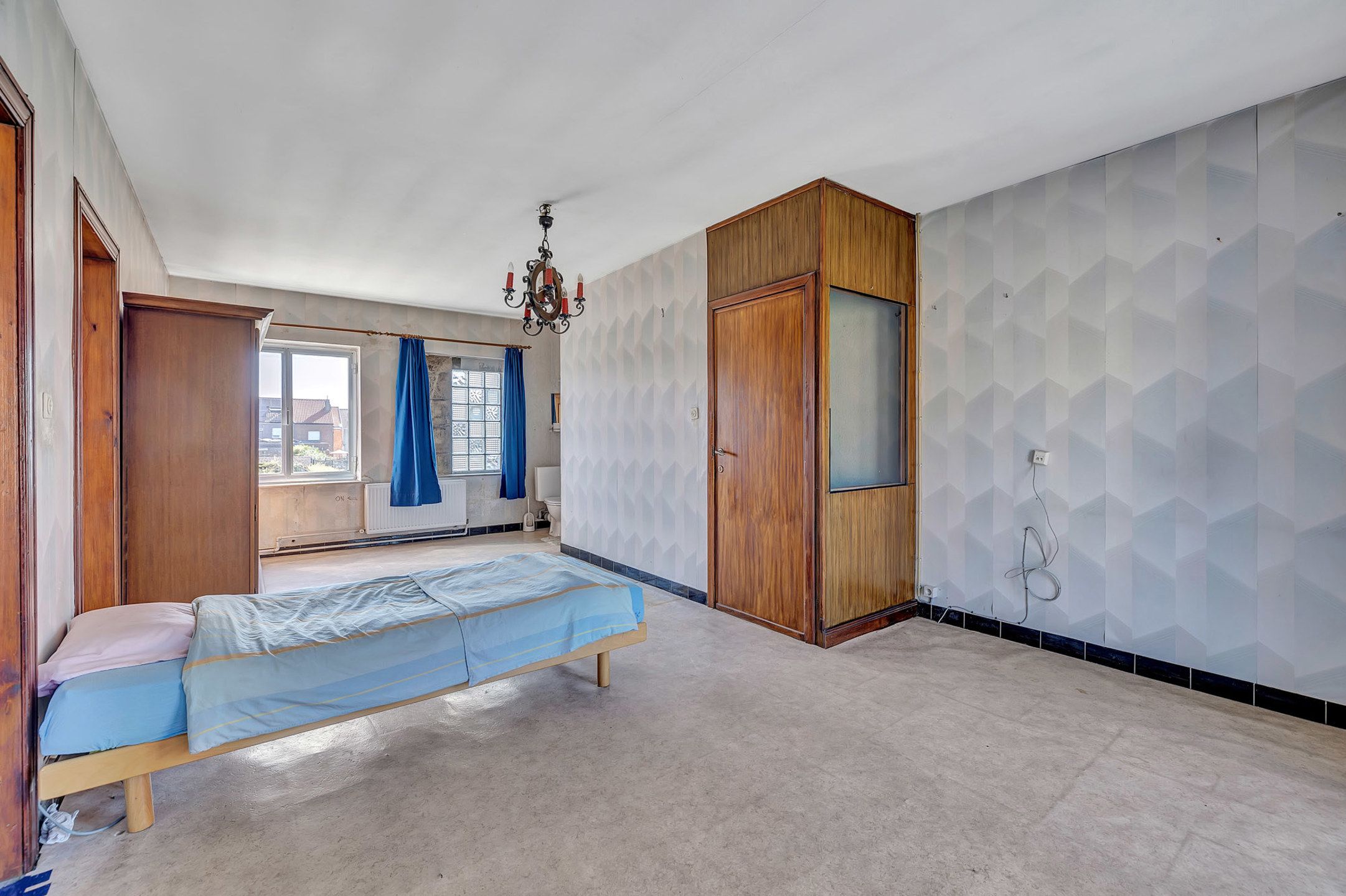 Ruime te renoveren woning op toplocatie foto 16