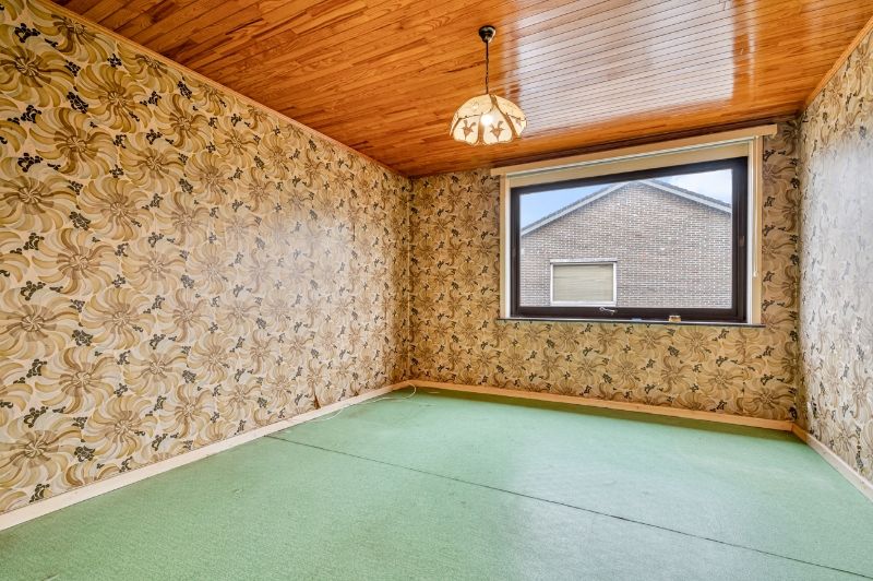 Rustig gelegen te renoveren, te verbouwen woning met 4 slpk en tuin foto 15